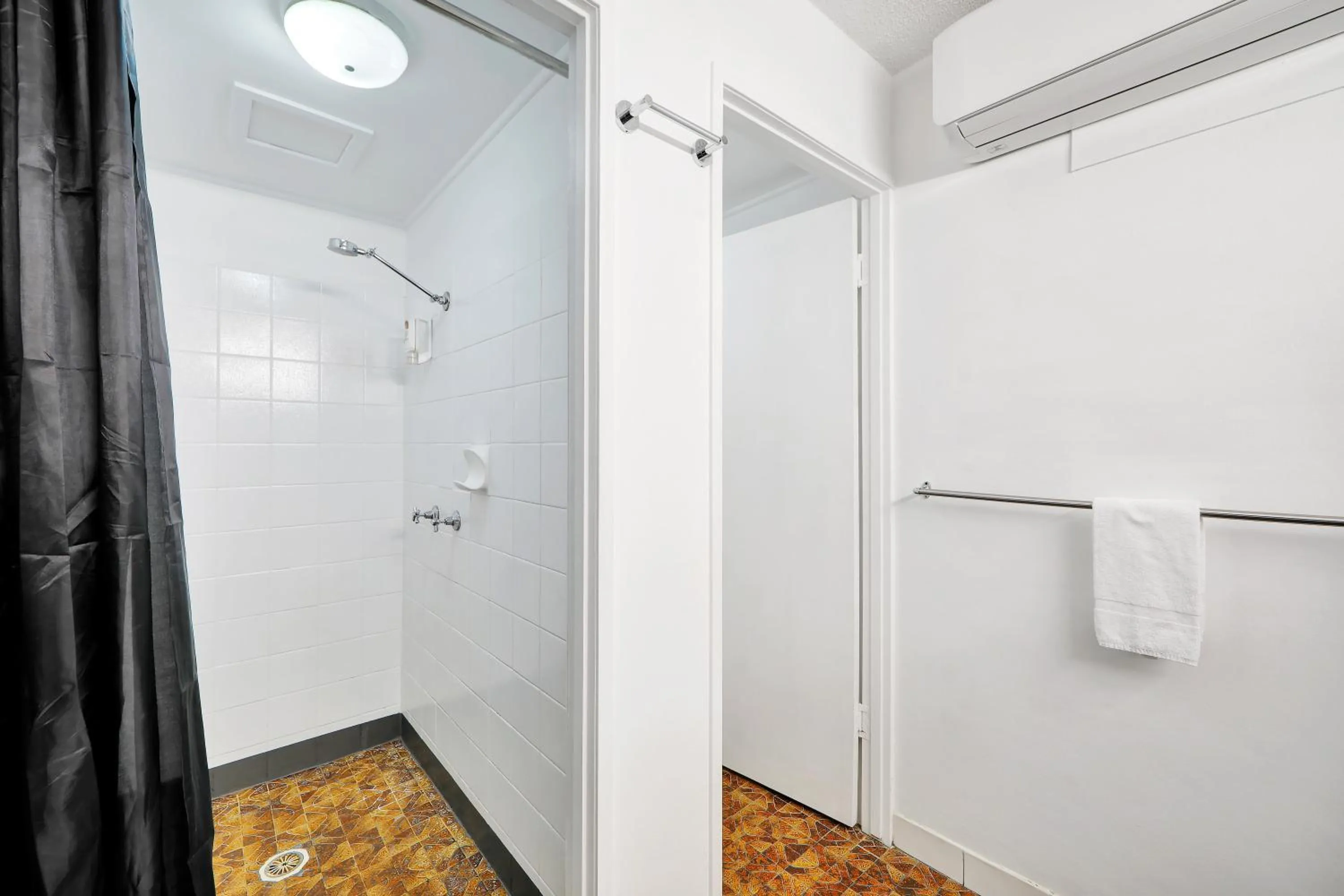 Shower in Oscar Motel