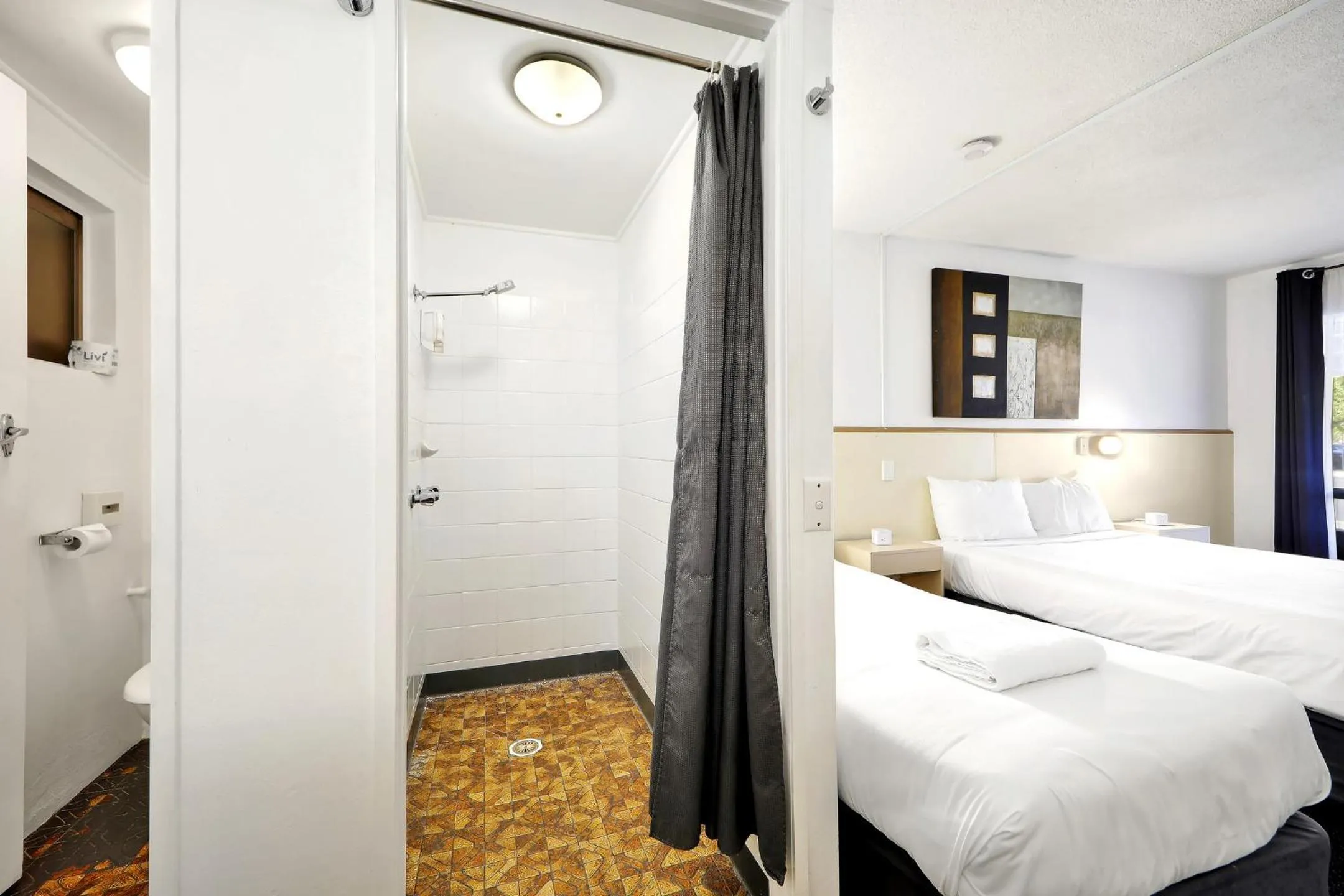 Shower, Bed in Oscar Motel