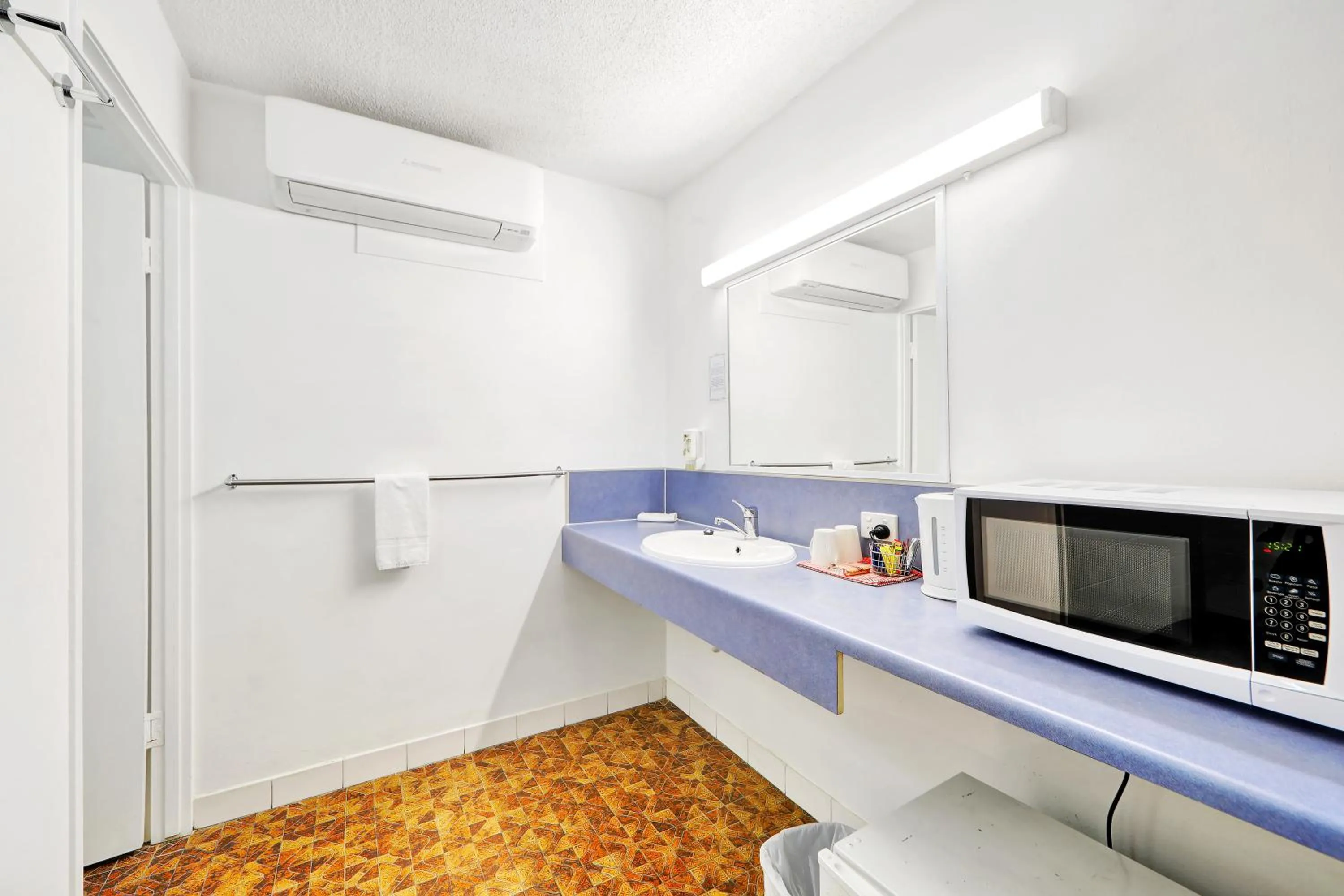 Bathroom in Oscar Motel