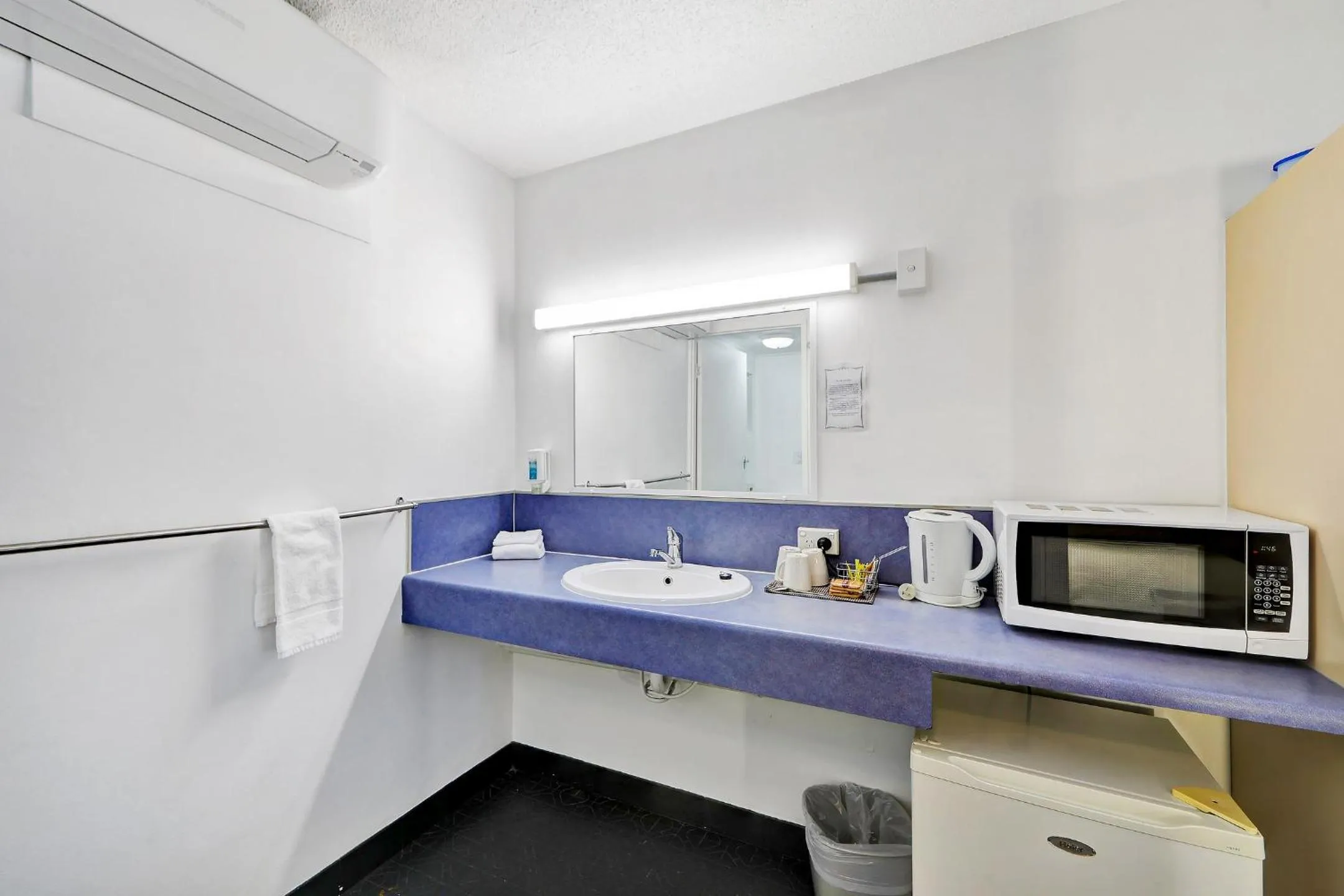 Bathroom in Oscar Motel