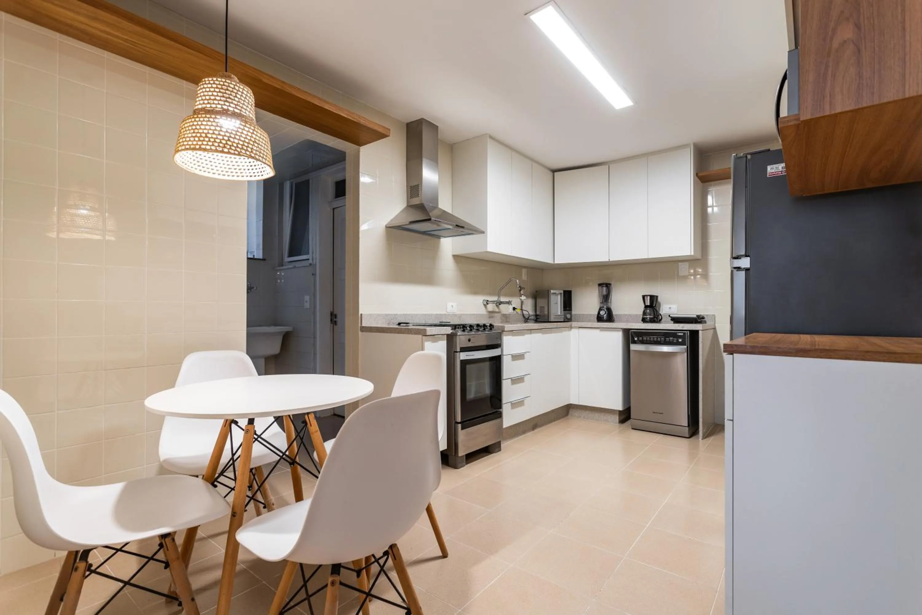 Kitchen or kitchenette in Unhotel - Charmoso Apartamento Temporada com 3 quartos em Copacabana