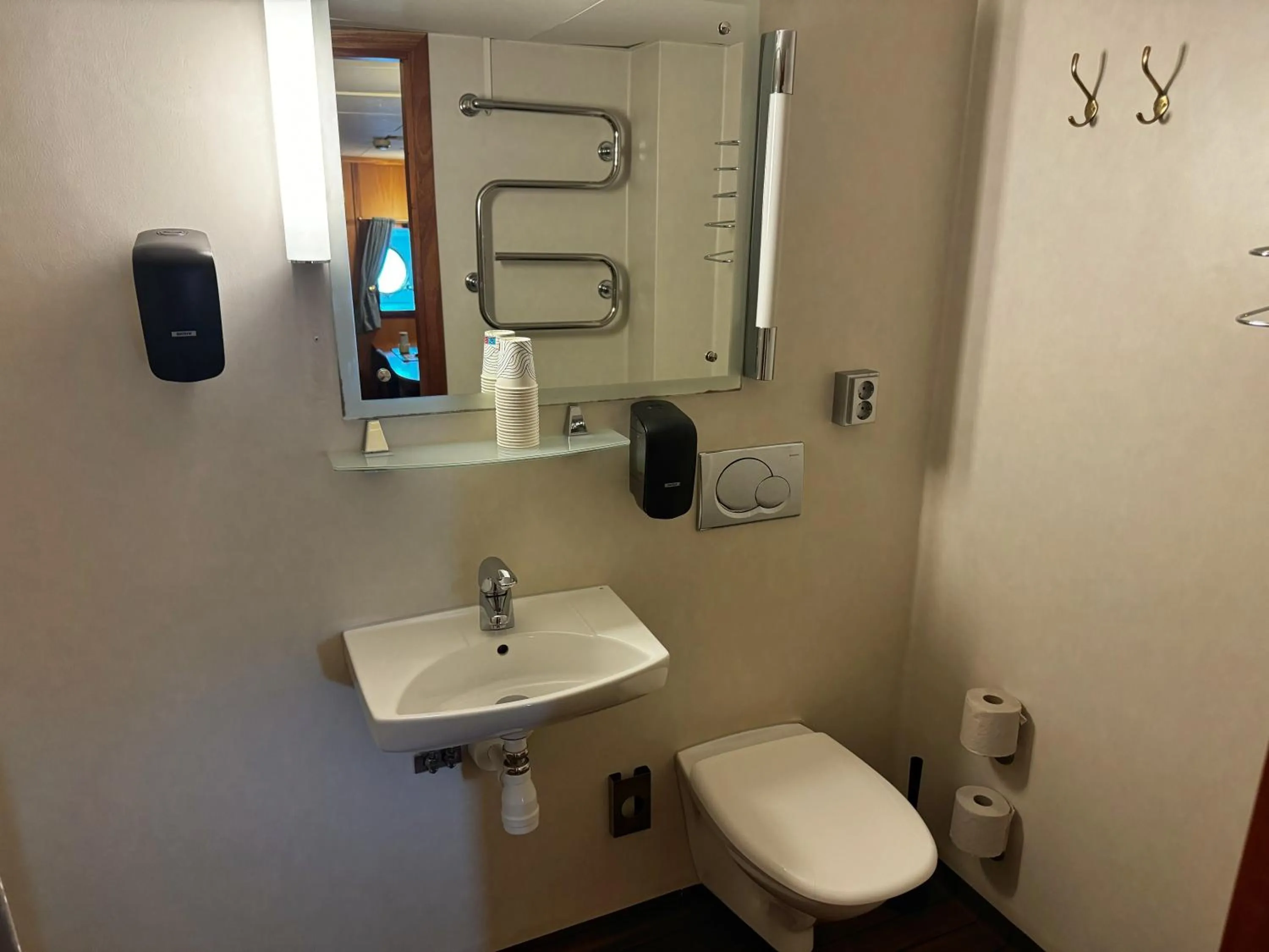 Bathroom in Hotel Barken Viking