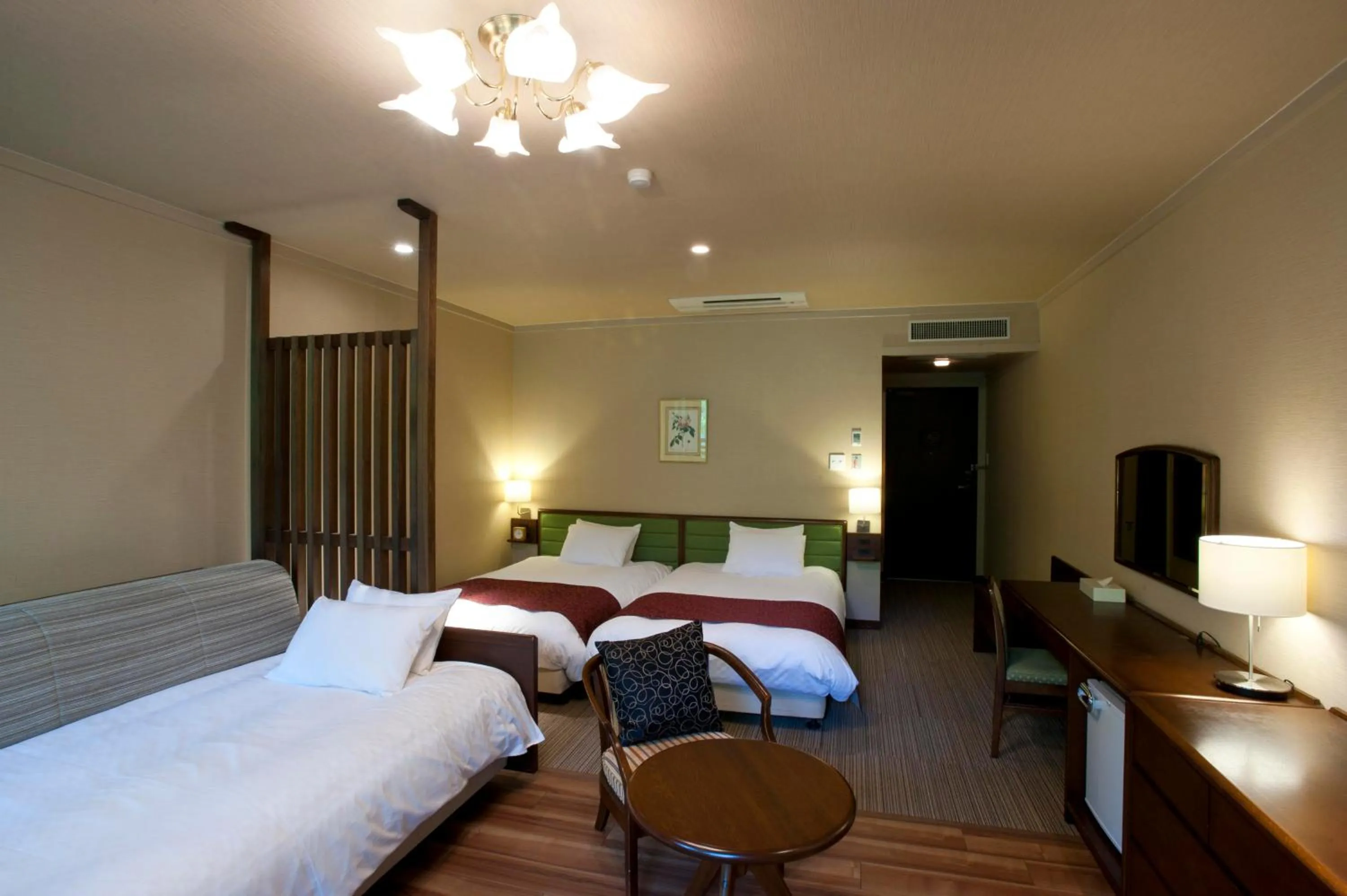 Photo of the whole room, Bed in Takayama Wan Wan Paradise Hotel & Cottage