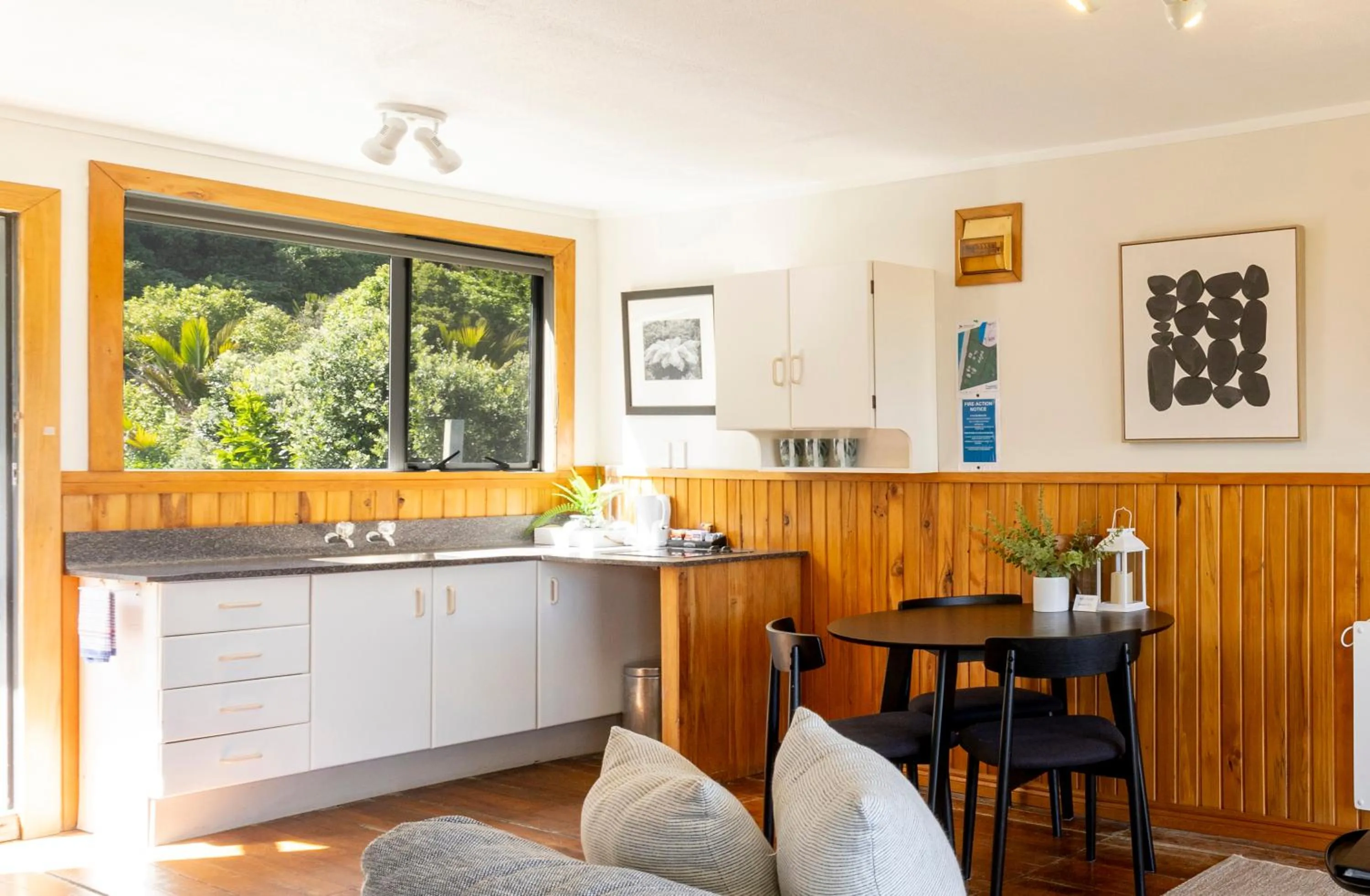 Kitchen or kitchenette in Punakaiki Beachfront Motels