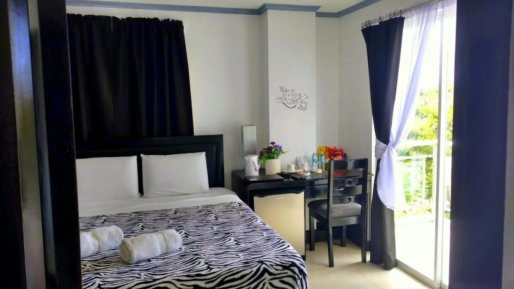 Garden view, Bed in Bohol South Beach Hotel