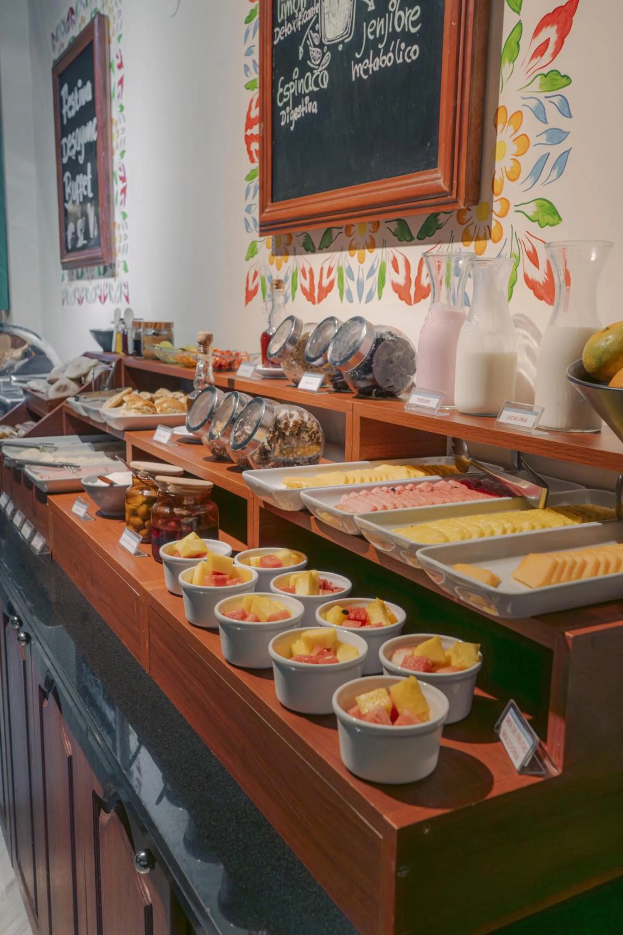 Buffet breakfast in Altipacha Ayacucho Hotel
