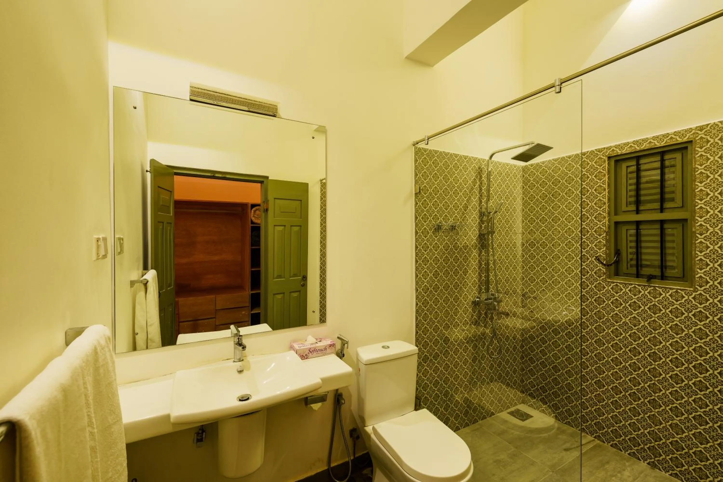 Shower in Angam Villas Colombo
