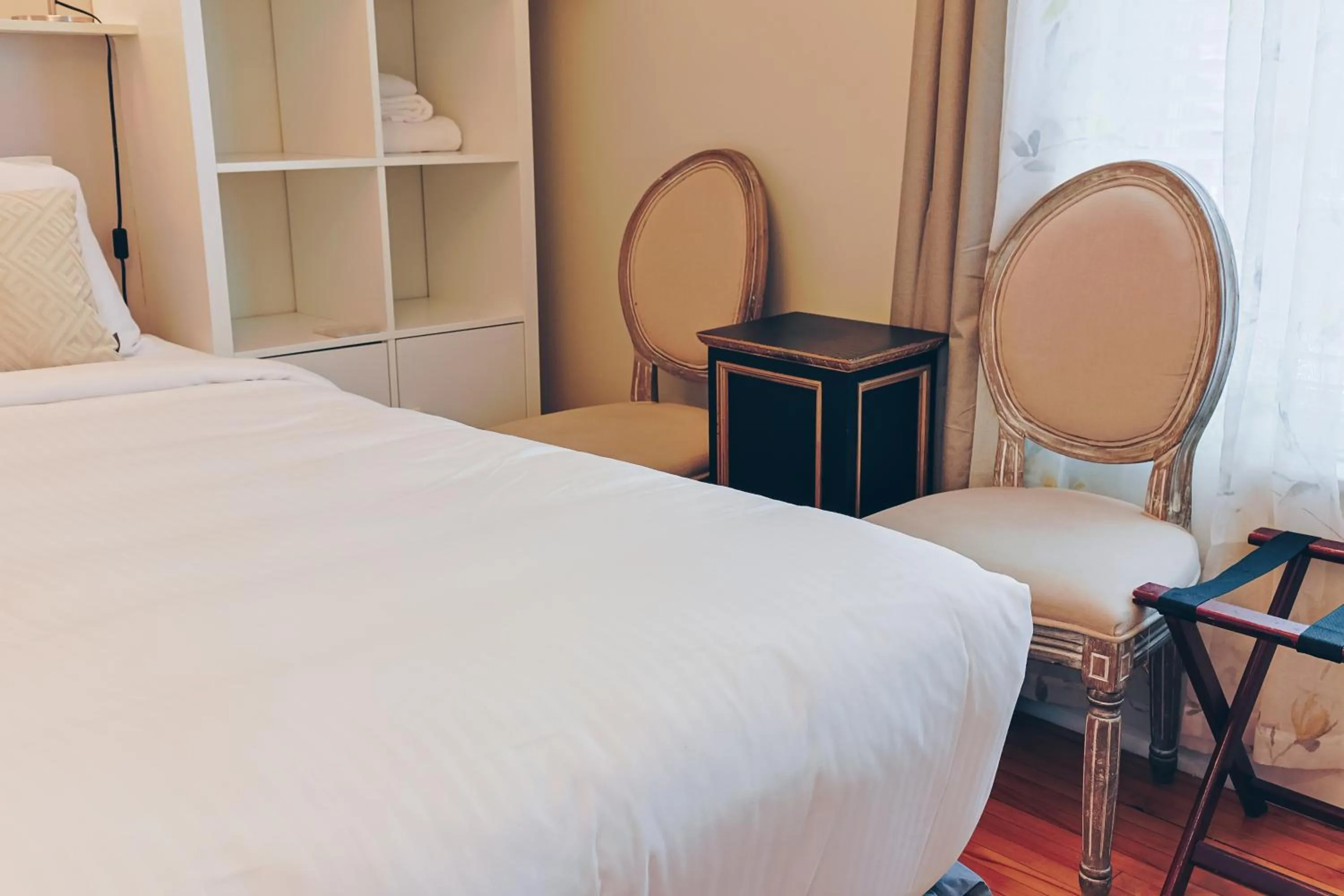 hair dresser, Bed in Auberge aux Deux Lions
