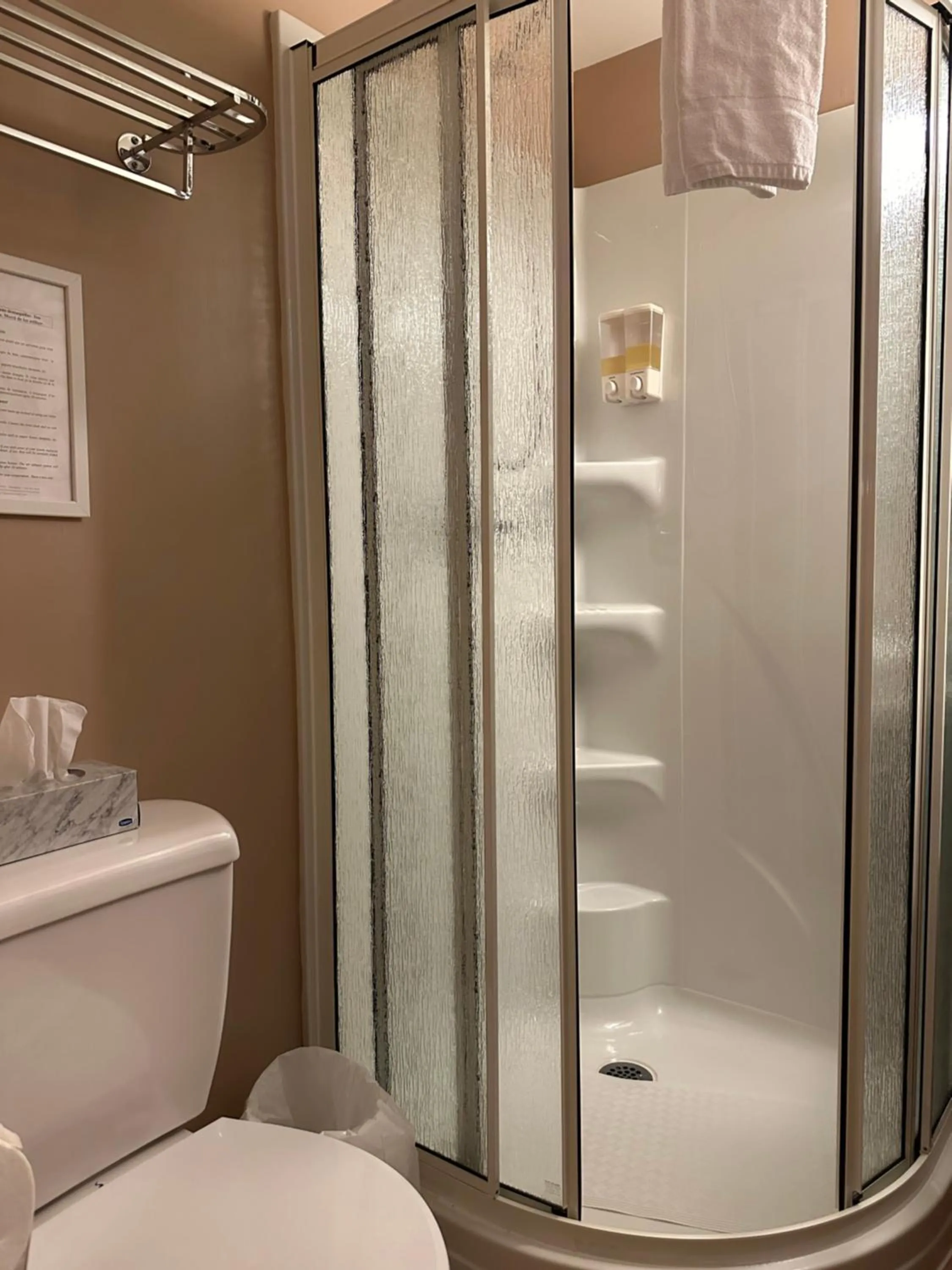 Shower in Auberge aux Deux Lions