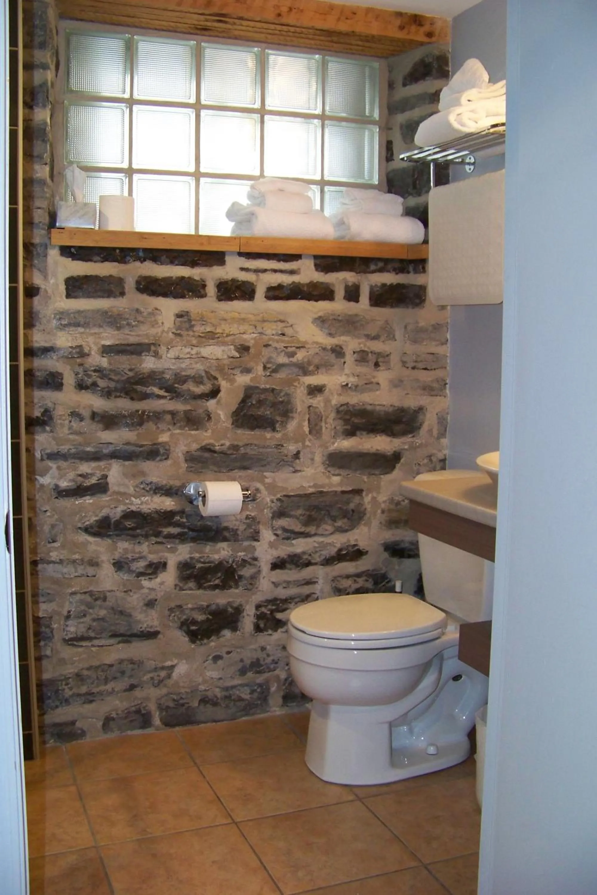 Toilet in Auberge aux Deux Lions