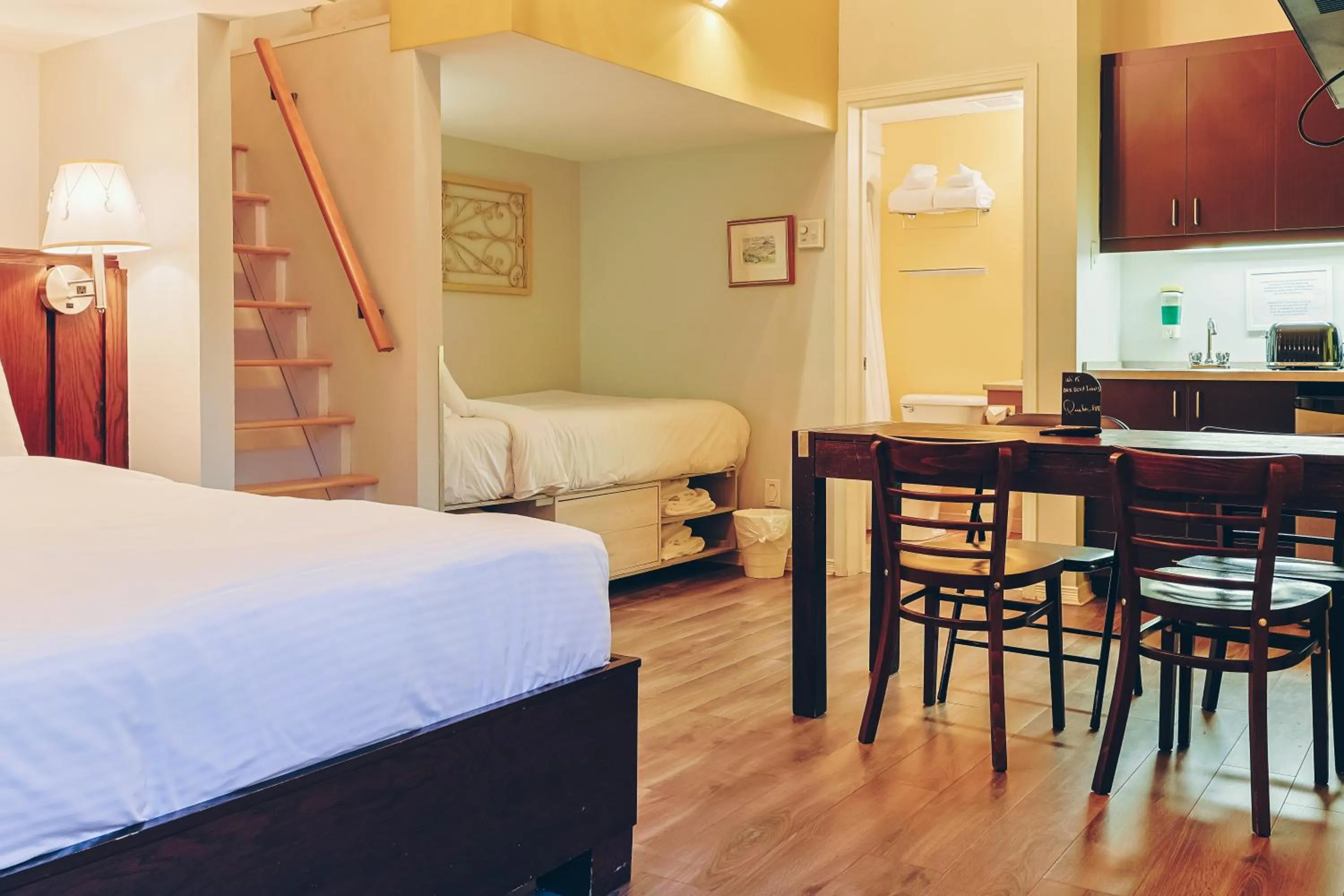 Kitchen or kitchenette, Bed in Auberge aux Deux Lions