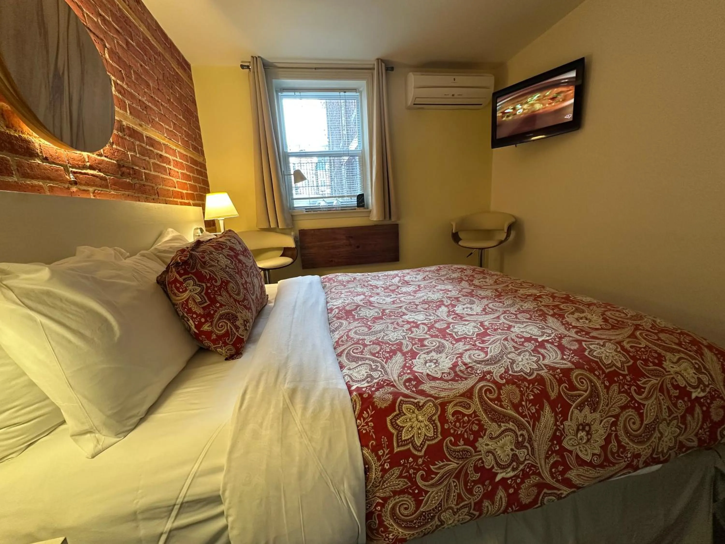 Bedroom, Bed in Auberge aux Deux Lions