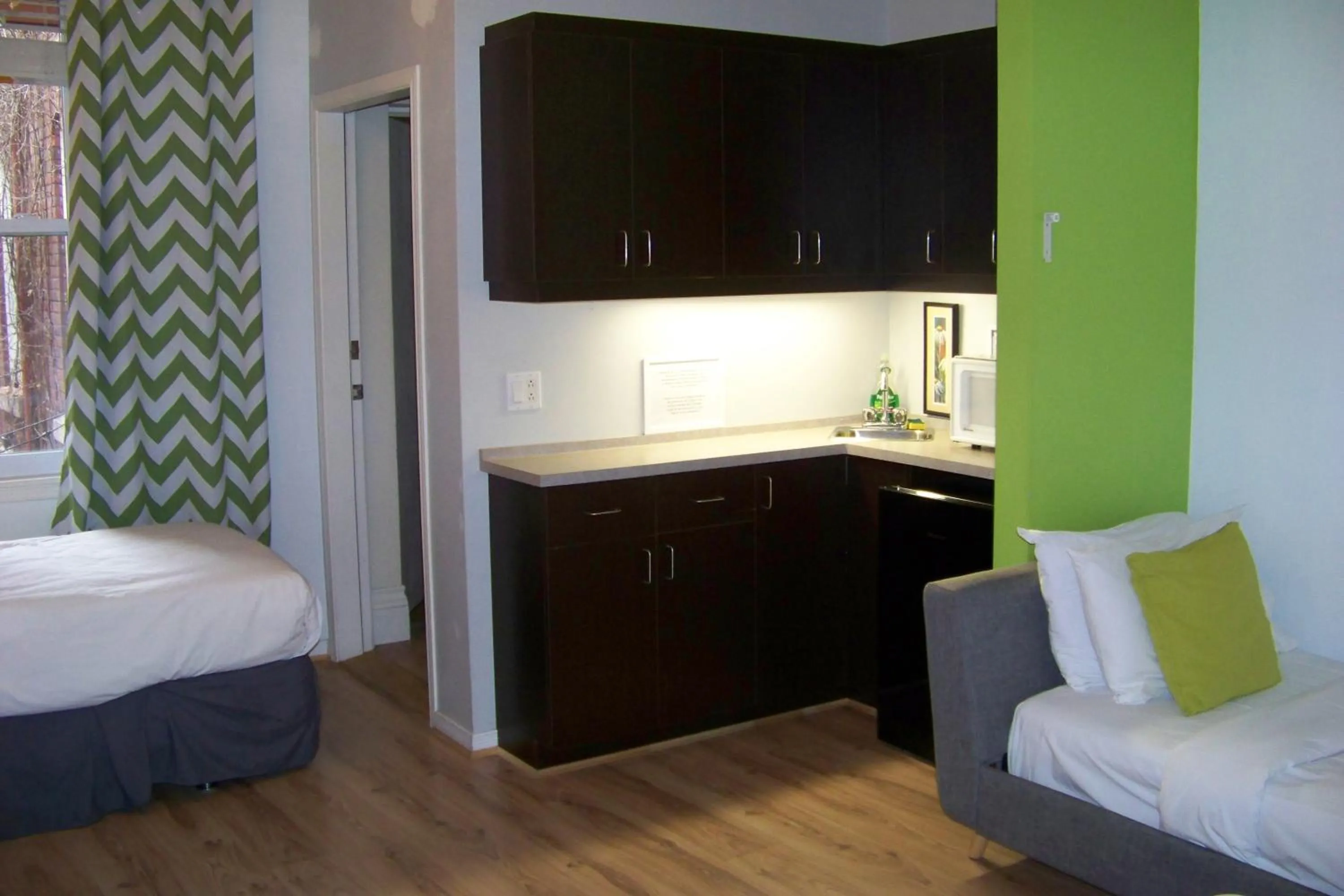 Kitchen or kitchenette, Bed in Auberge aux Deux Lions