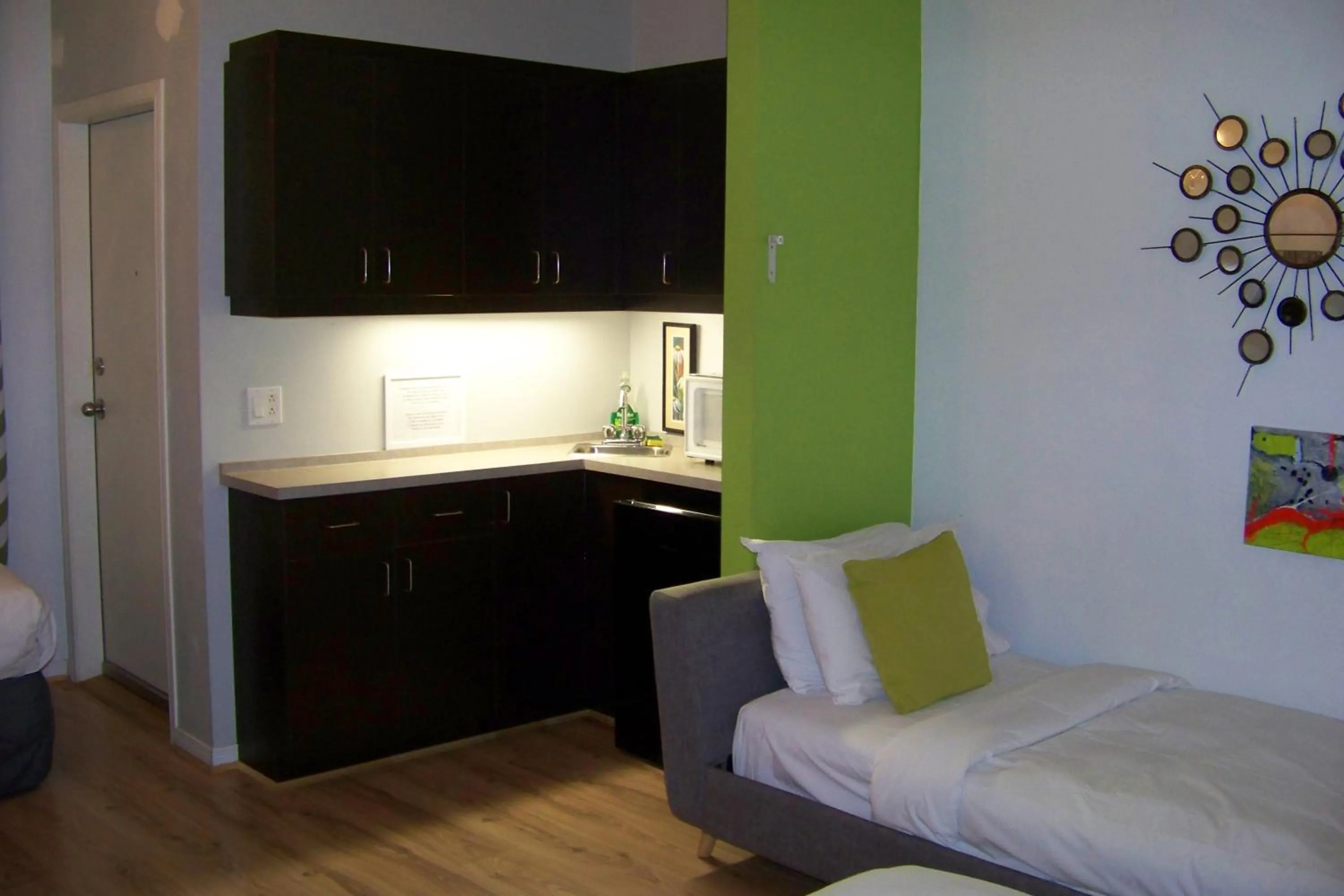 Kitchen or kitchenette, Bed in Auberge aux Deux Lions