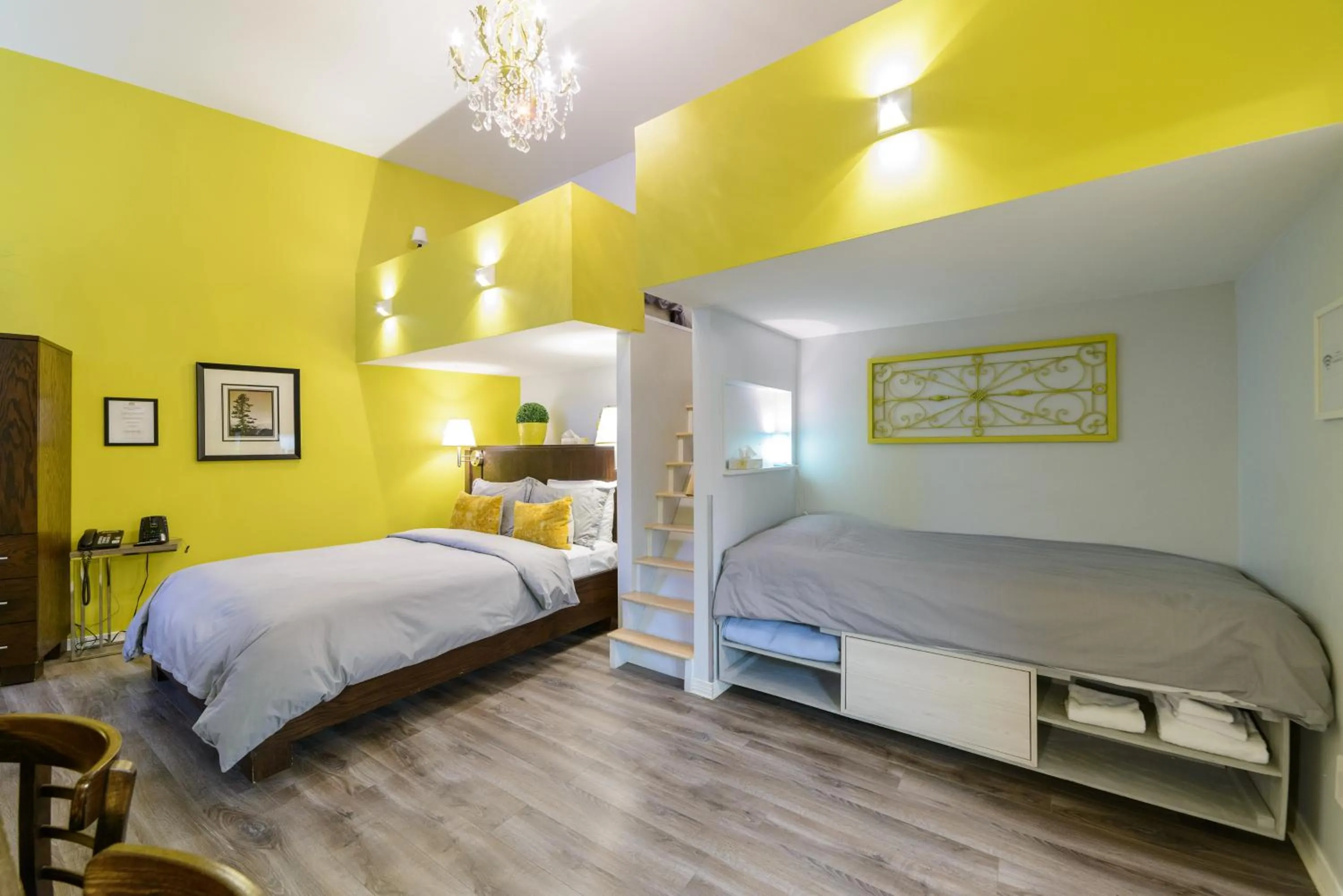 Photo of the whole room, Bed in Auberge aux Deux Lions