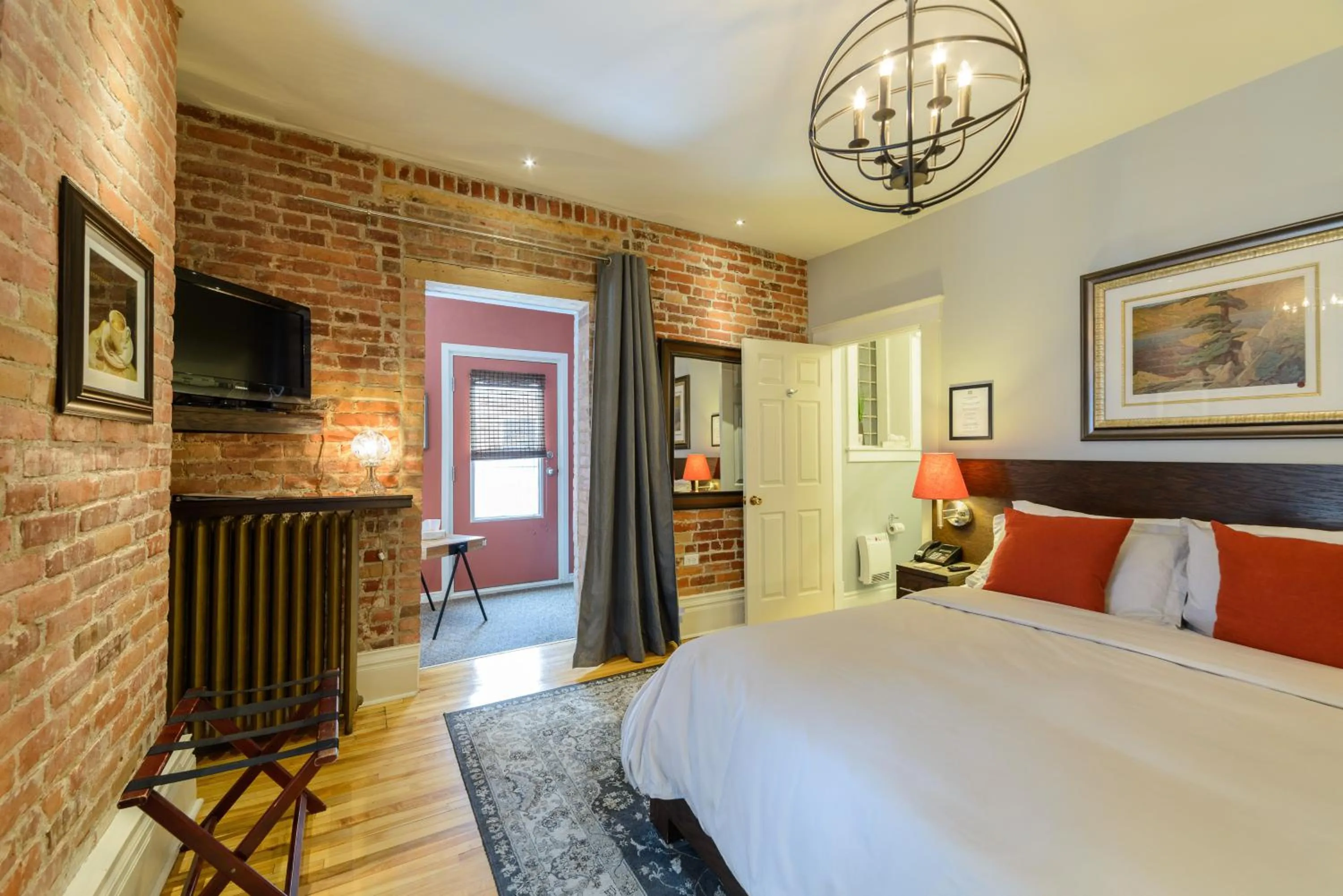 Photo of the whole room, Bed in Auberge aux Deux Lions