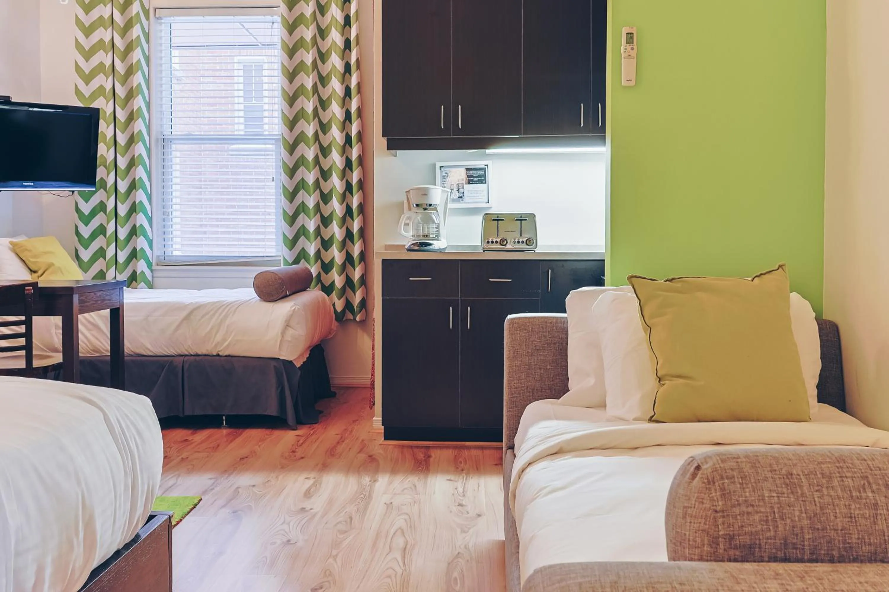 Kitchen or kitchenette, Bed in Auberge aux Deux Lions