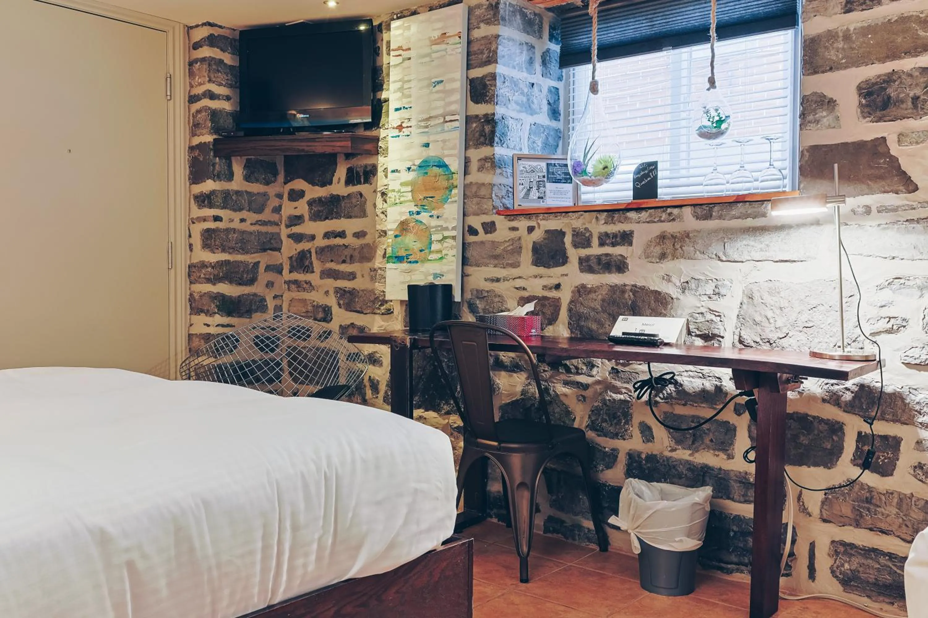 Bedroom, Bed in Auberge aux Deux Lions