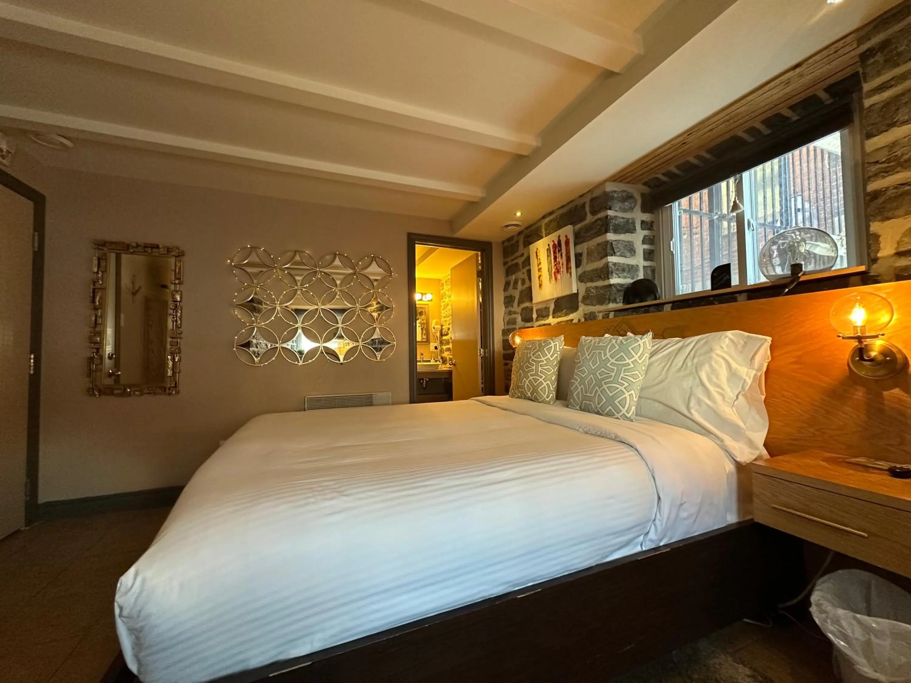 Bedroom, Bed in Auberge aux Deux Lions