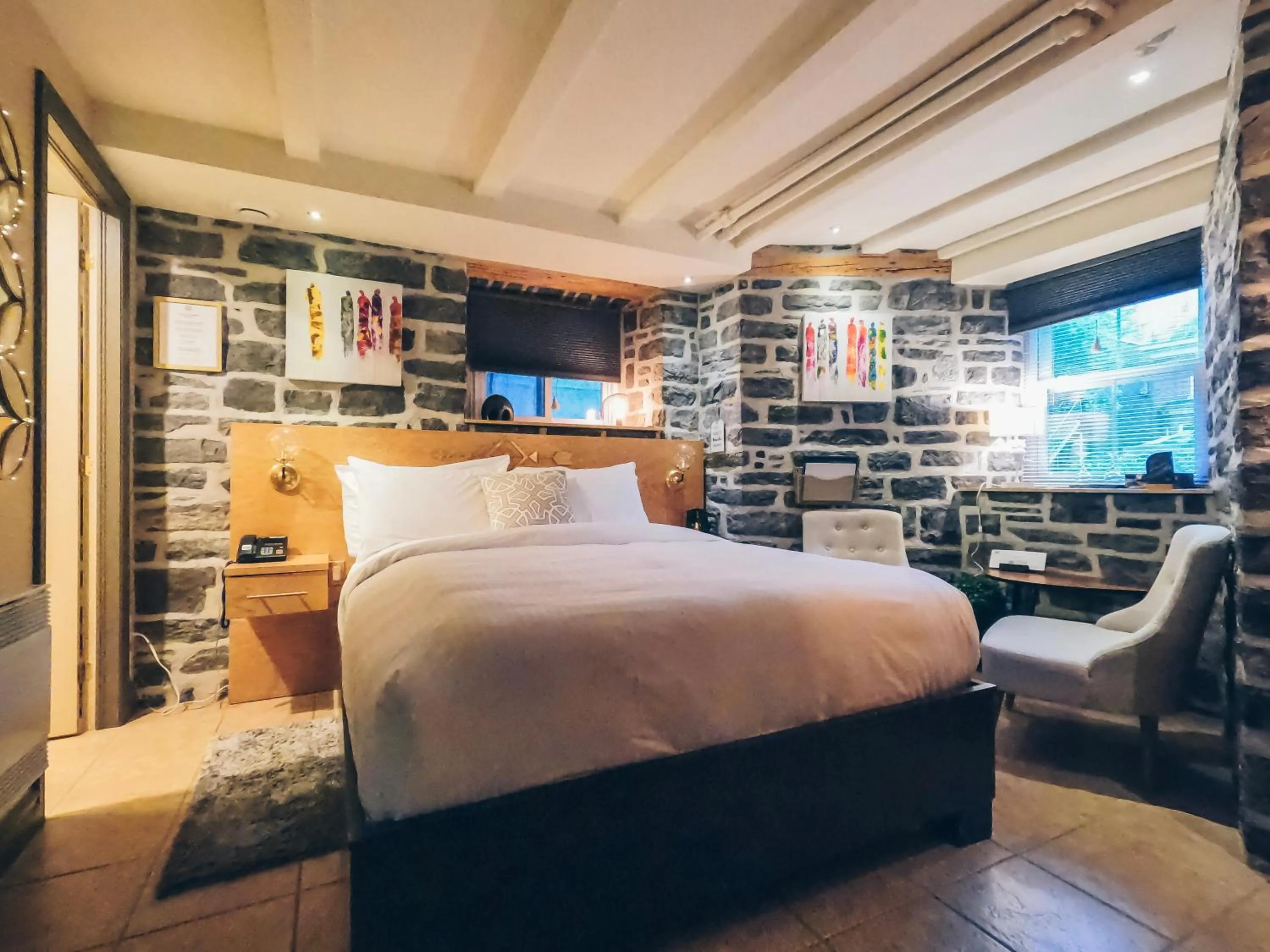 Photo of the whole room, Bed in Auberge aux Deux Lions