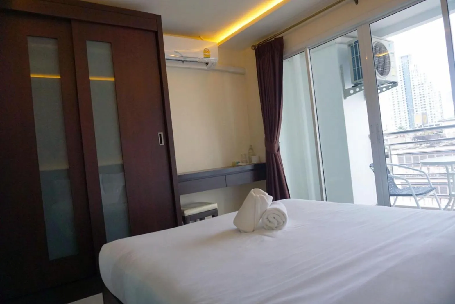 Bed in The Cosy River