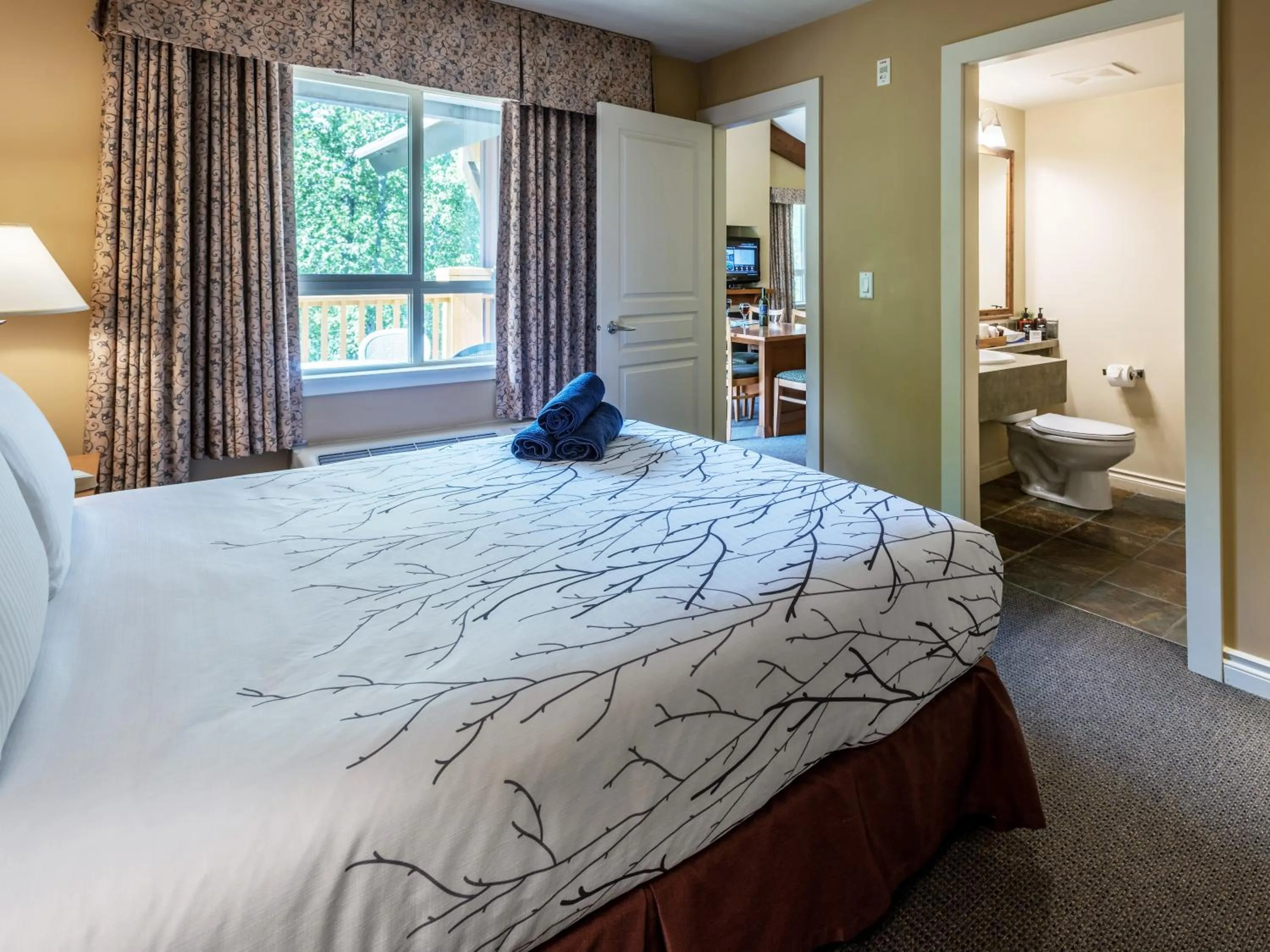 Bedroom, Bed in Pemberton Valley Lodge