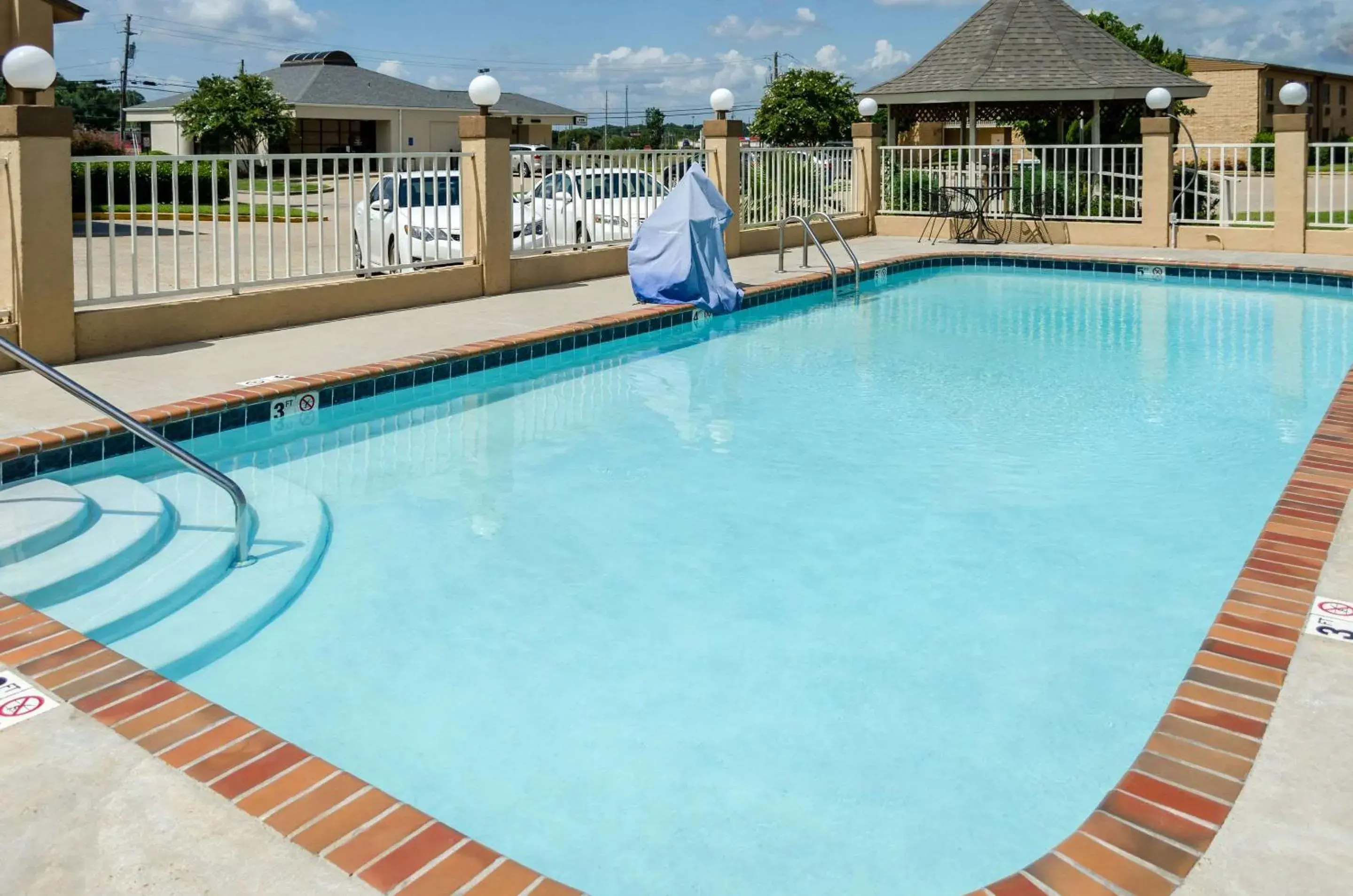 Swimming pool in Rodeway Inn Vicksburg Swimming pool in Rodeway Inn Vicksburg