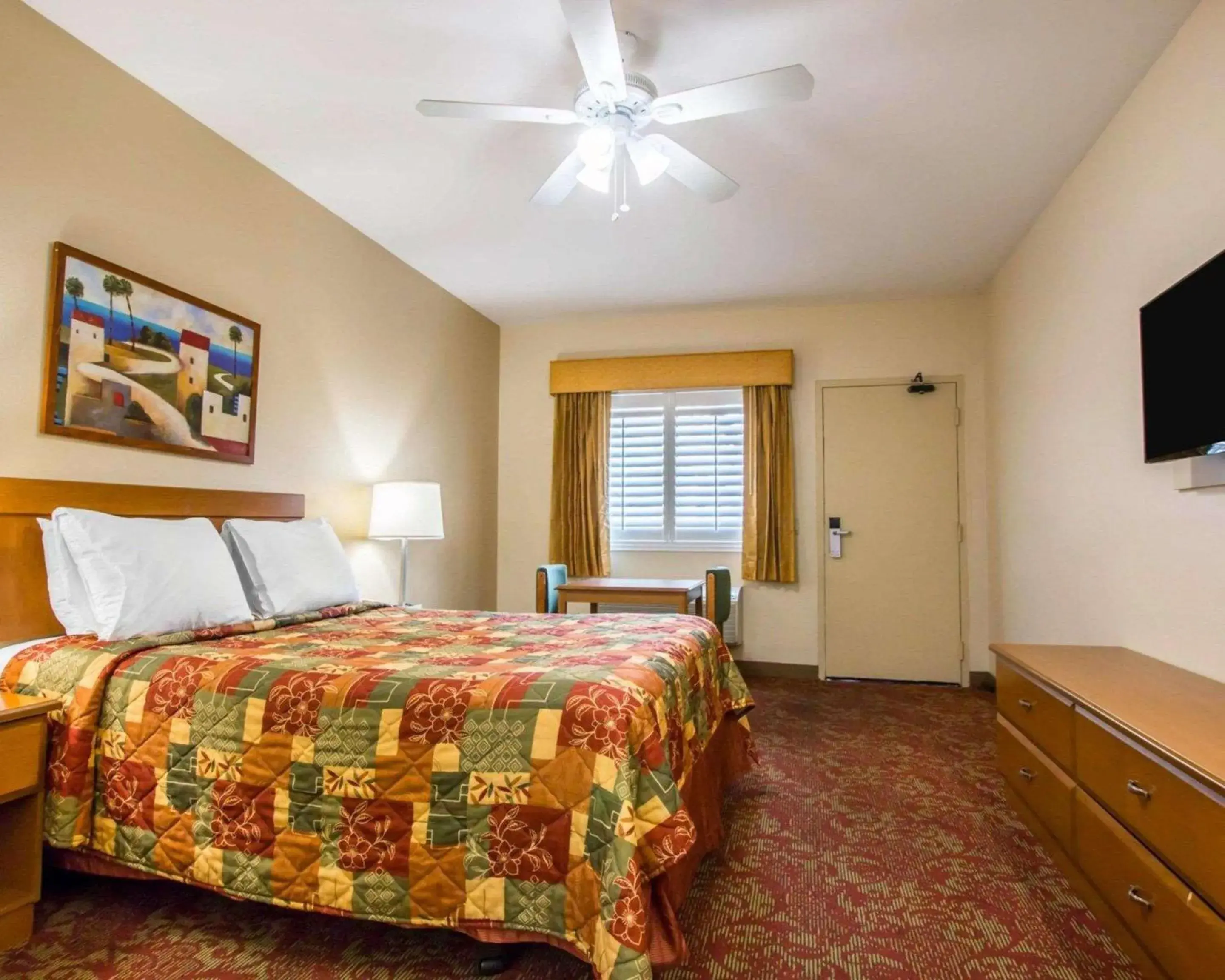 Photo of the whole room, Bed in Rodeway Inn Encinitas North Photo of the whole room, Bed in Rodeway Inn Encinitas North