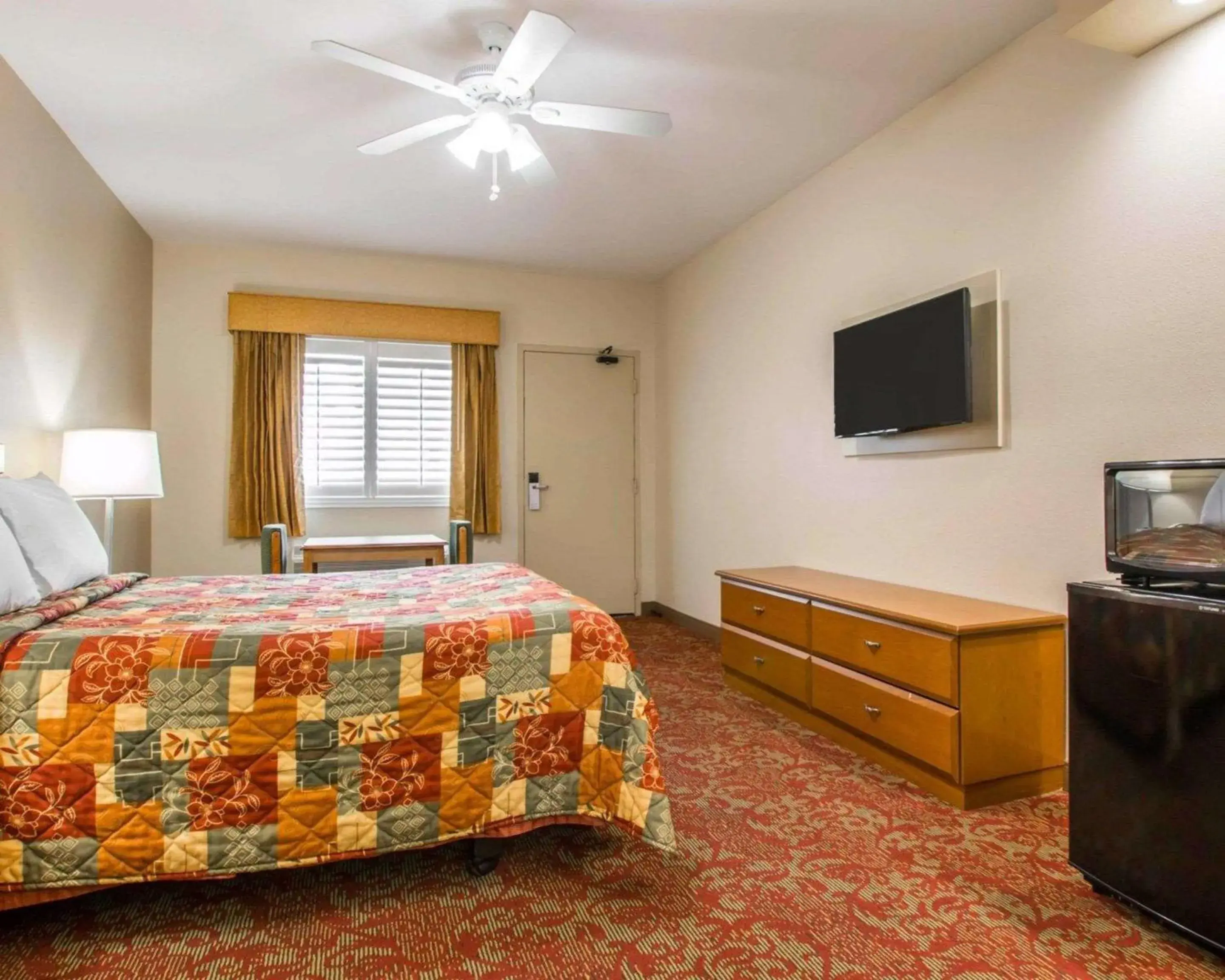 Photo of the whole room, Bed in Rodeway Inn Encinitas North Photo of the whole room, Bed in Rodeway Inn Encinitas North