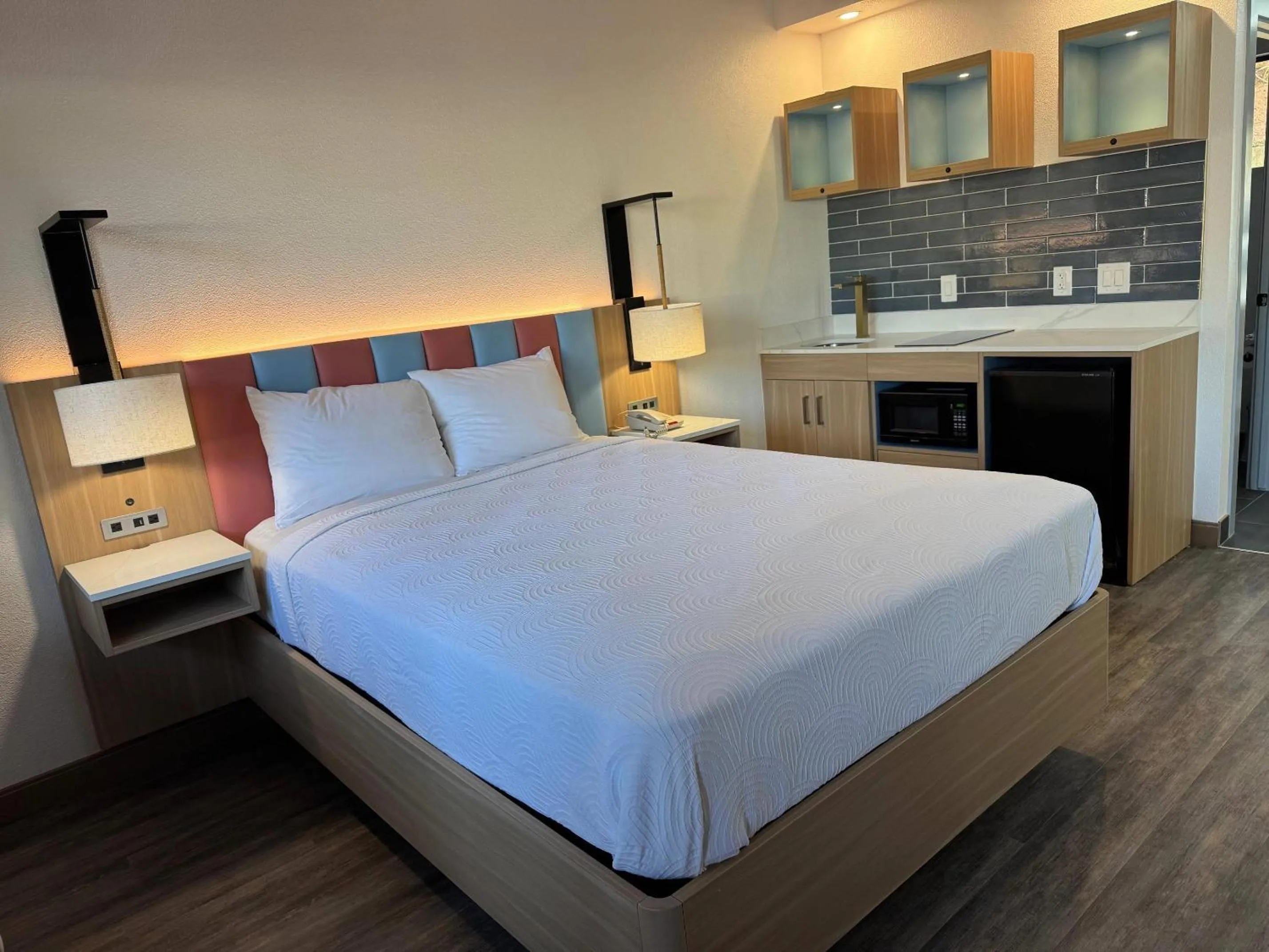 Bedroom, Bed in Rodeway Inn Encinitas North