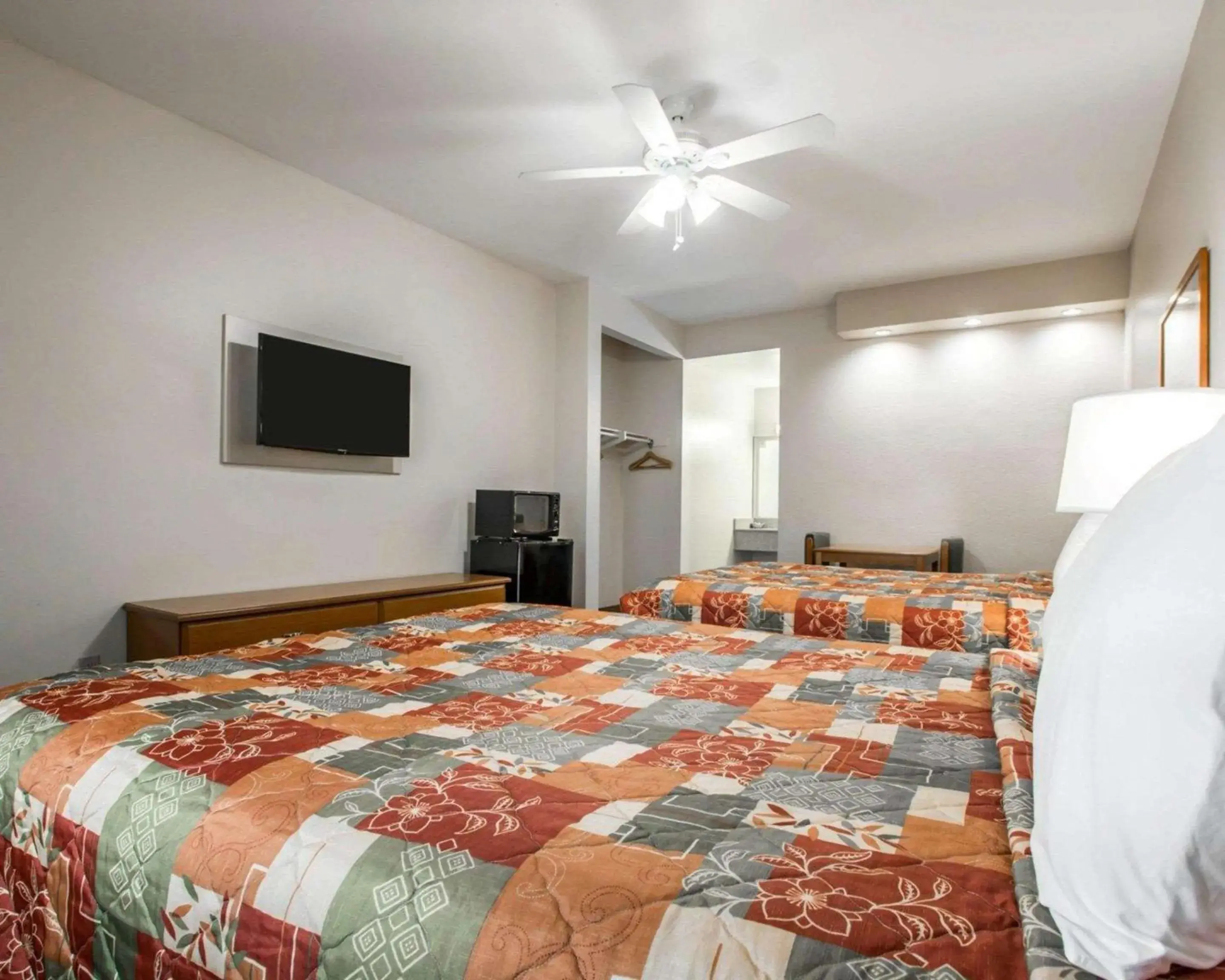 Photo of the whole room, Bed in Rodeway Inn Encinitas North Photo of the whole room, Bed in Rodeway Inn Encinitas North