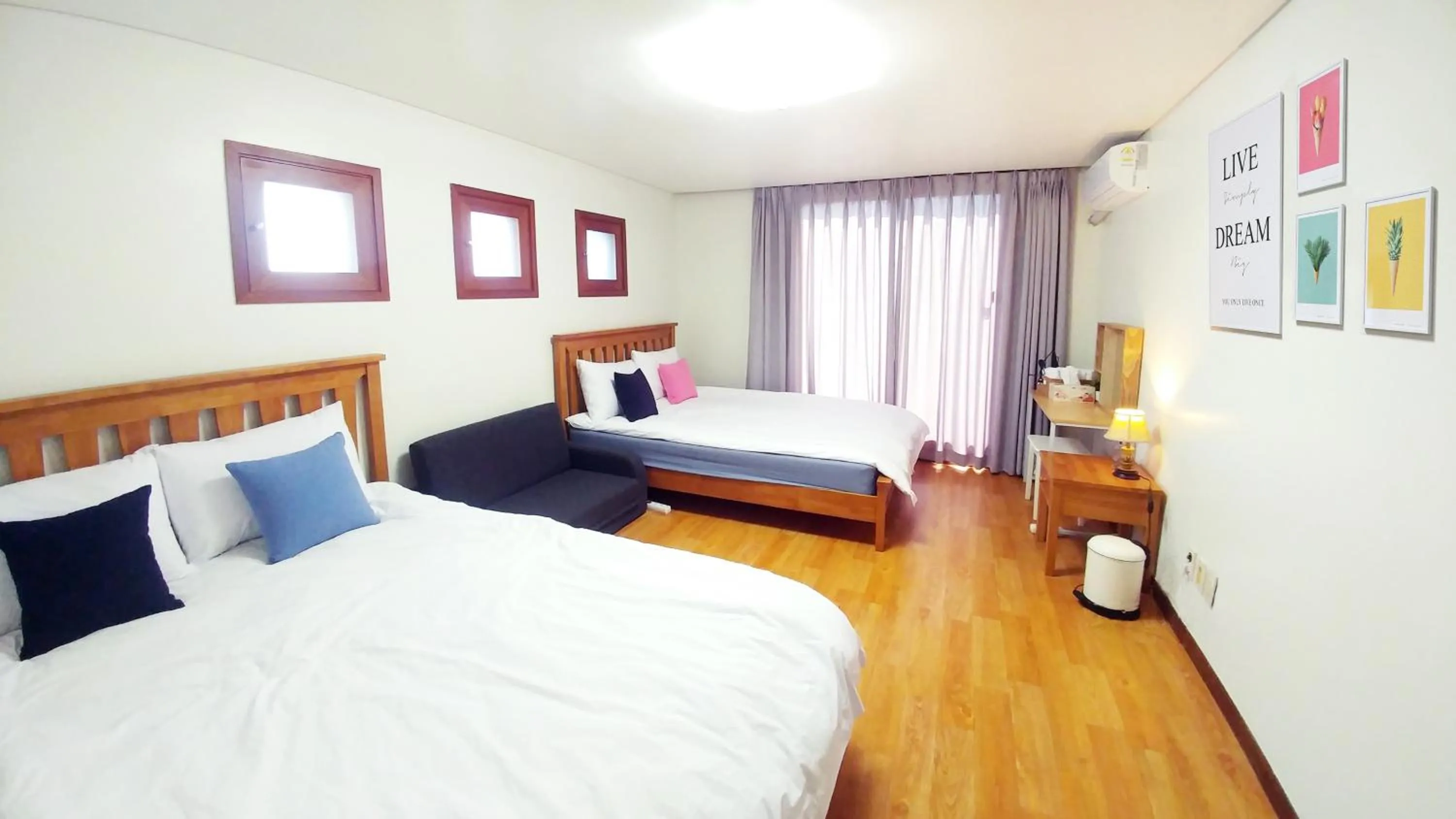 Photo of the whole room, Bed in Dolma Hongdae