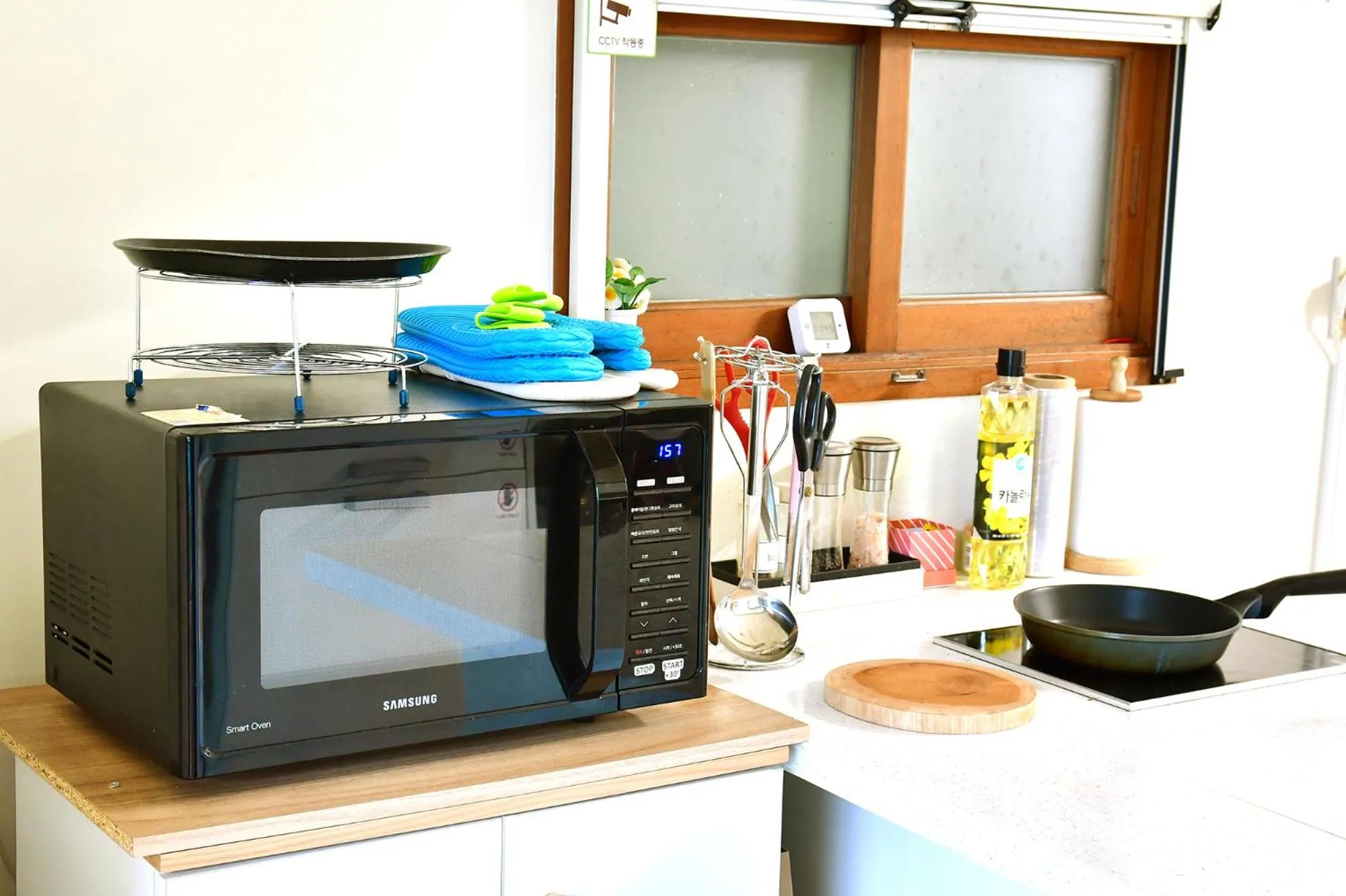 Communal kitchen in Dolma Hongdae