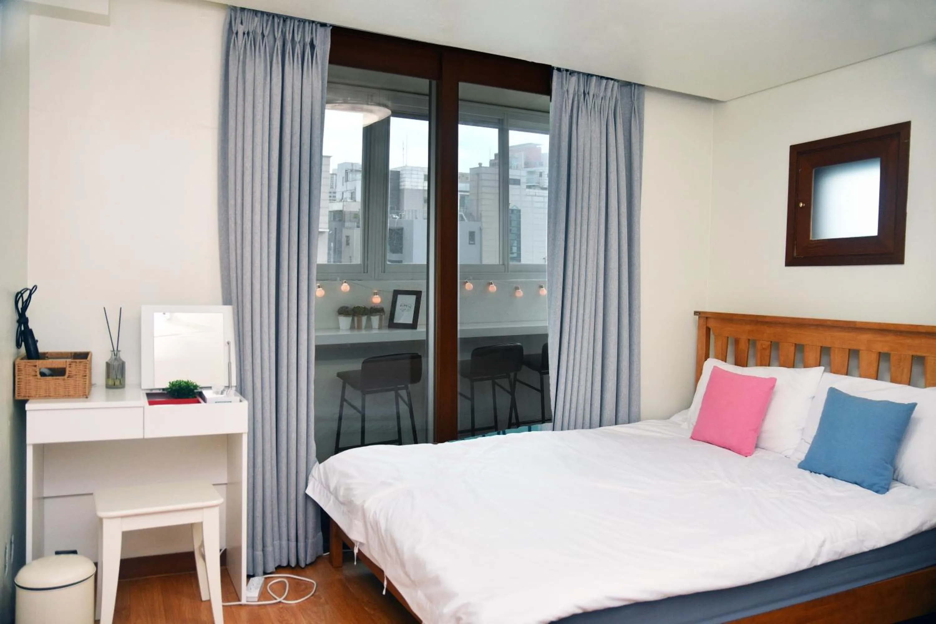 Photo of the whole room, Bed in Dolma Hongdae