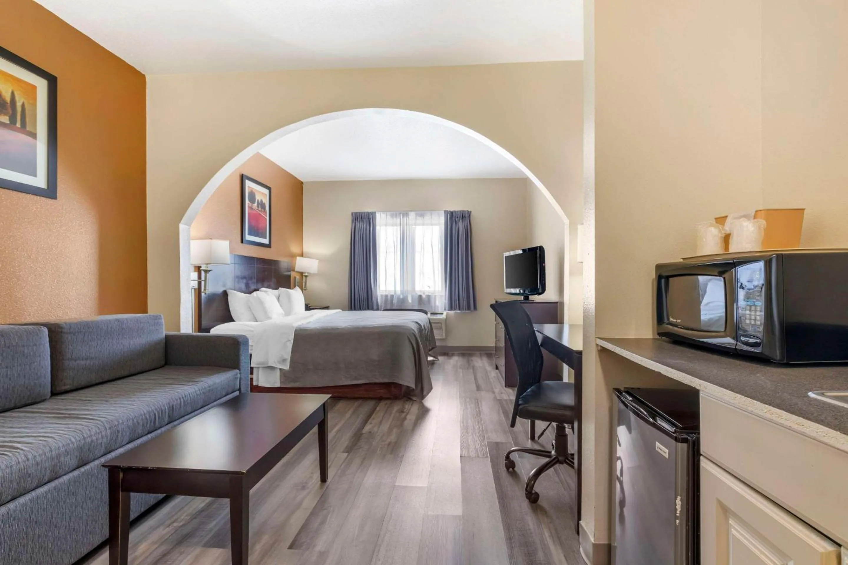 Bedroom, Bed in Quality Inn & Suites Wichita Falls I-44