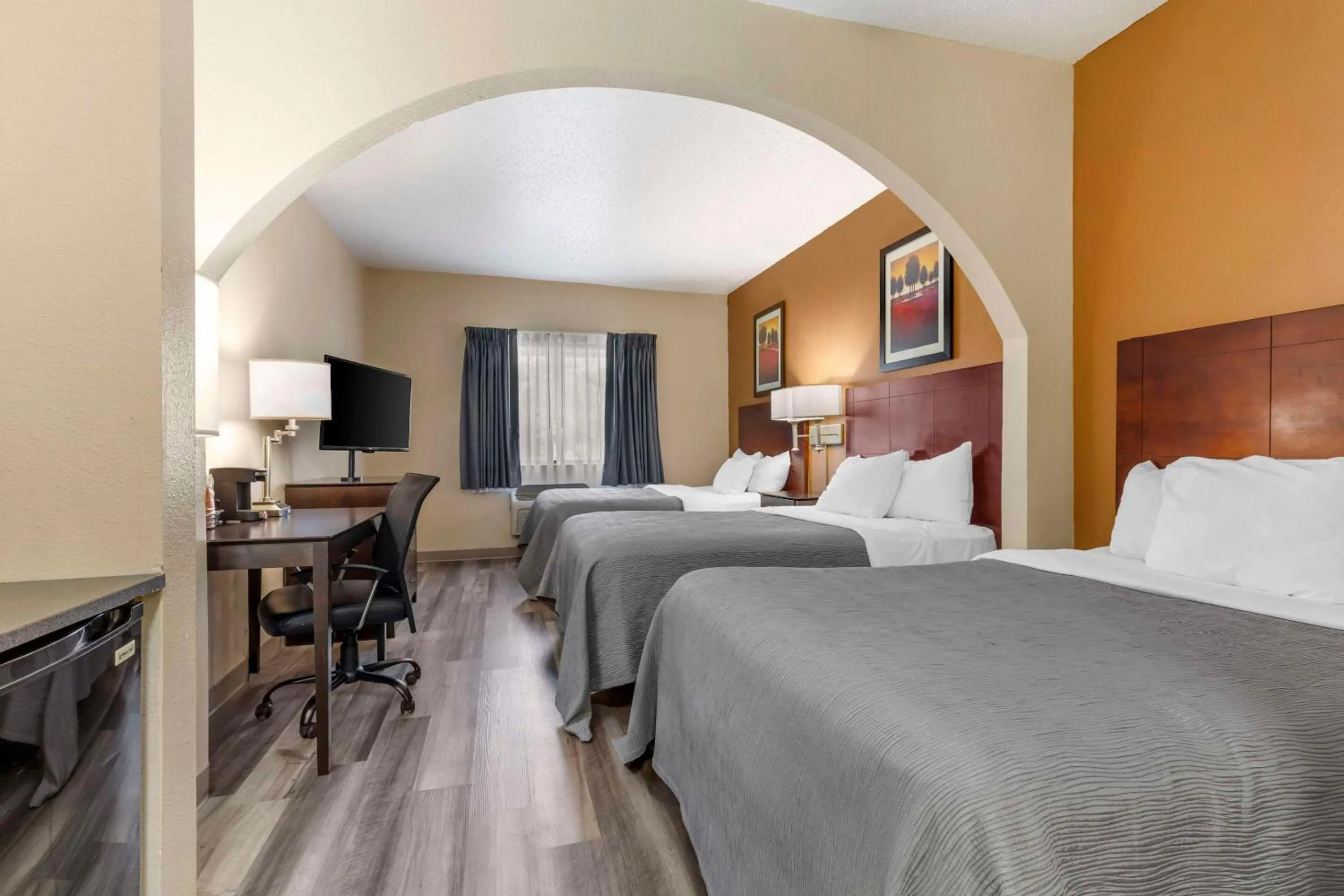 Bedroom, Bed in Quality Inn & Suites Wichita Falls I-44