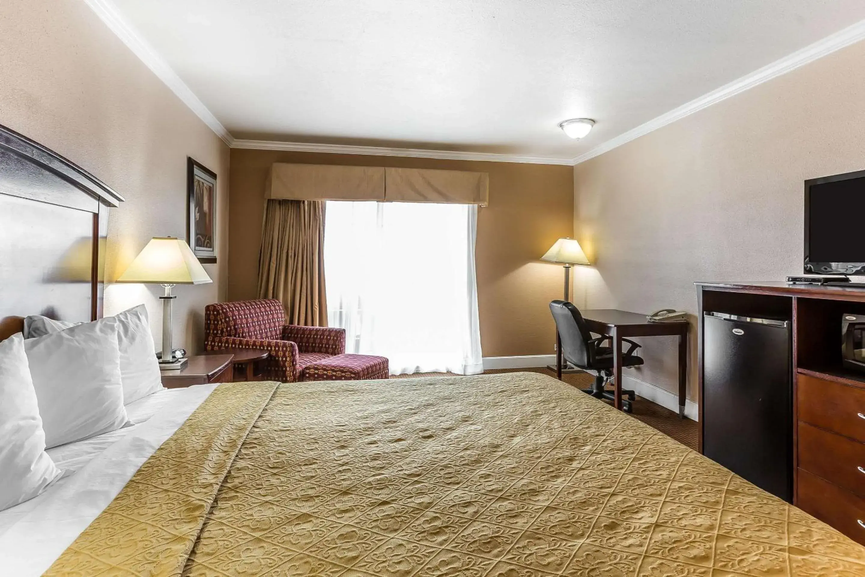 Photo of the whole room, Bed in Quality Inn near Hearst Castle Photo of the whole room, Bed in Quality Inn near Hearst Castle