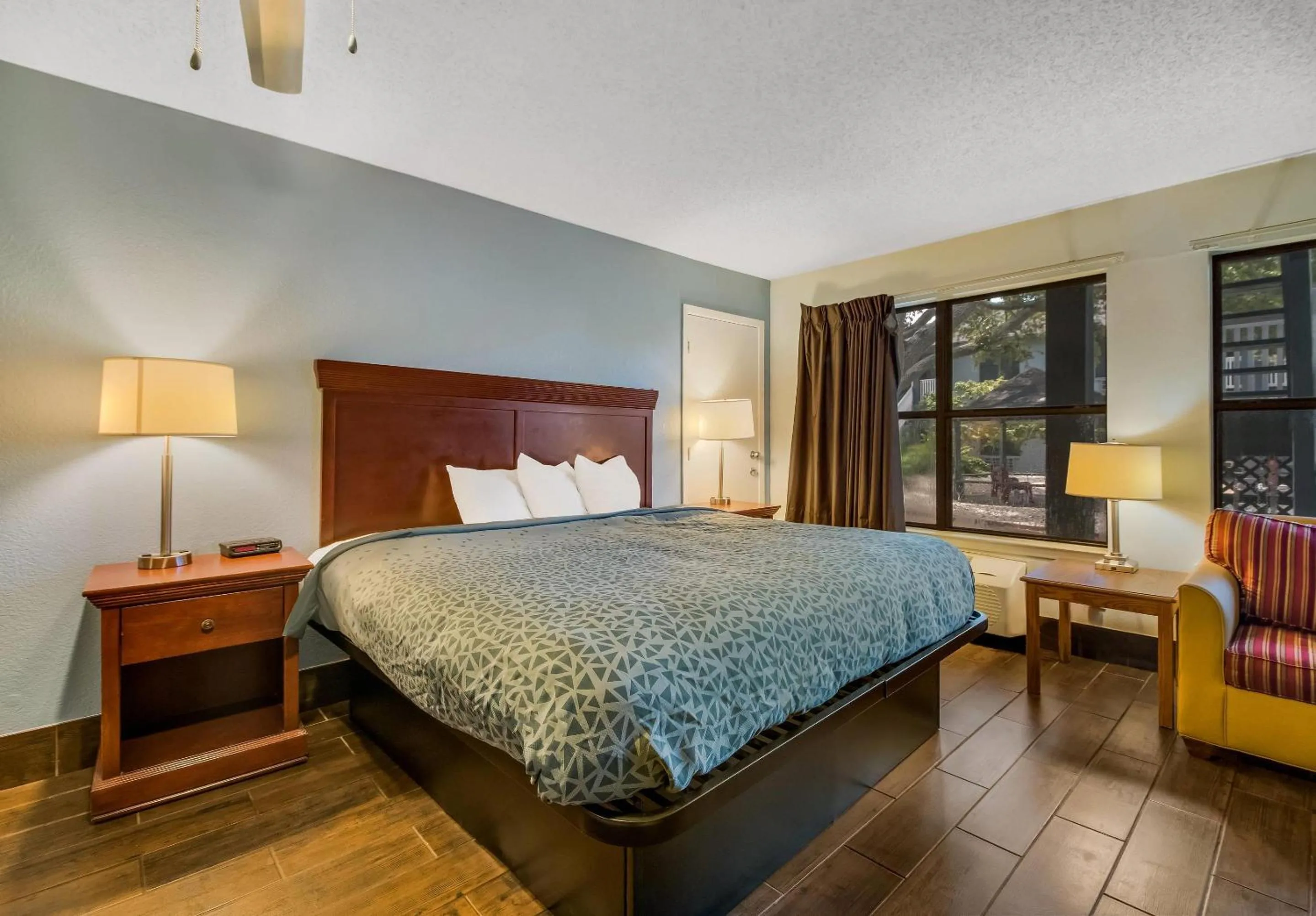 Bedroom, Bed in Econo Lodge Inn & Suites Fulton - Rockport