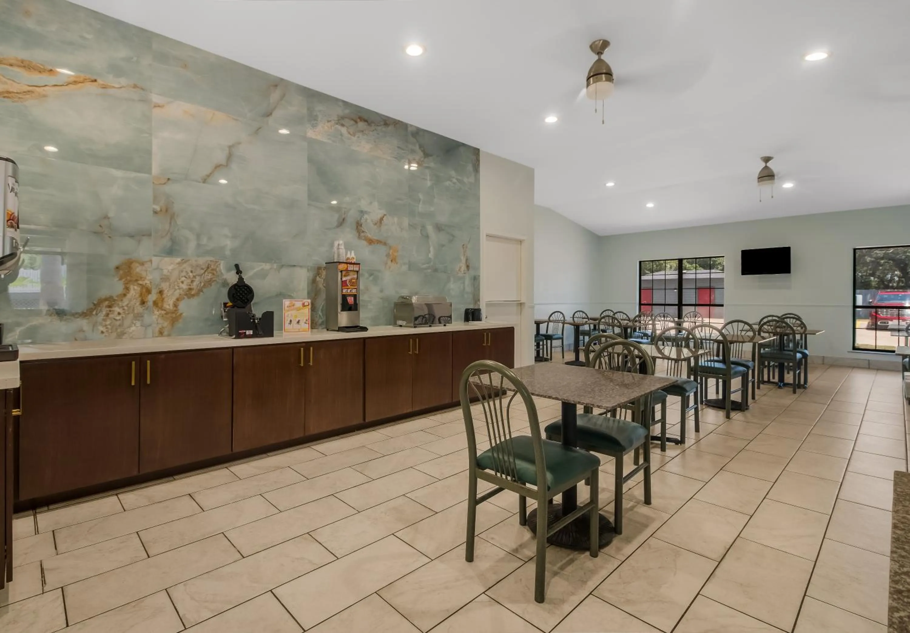 Breakfast in Econo Lodge Inn & Suites Fulton - Rockport