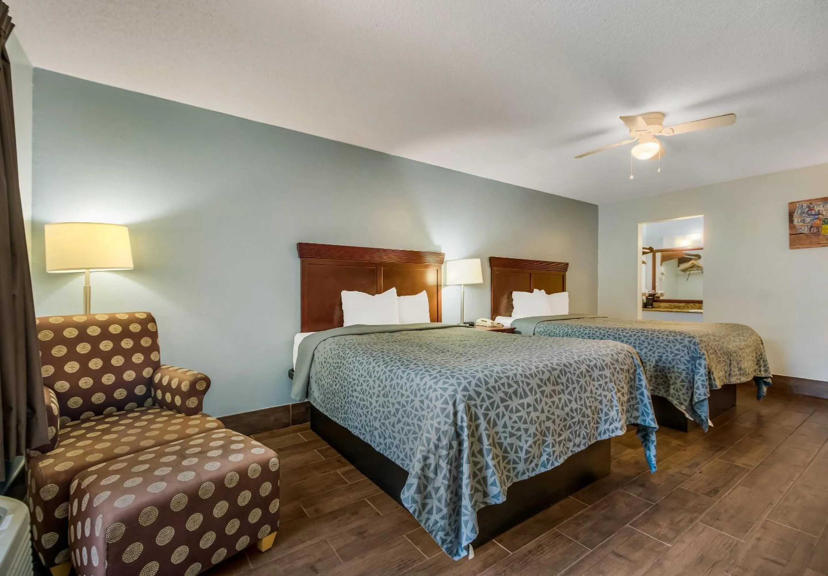 Bedroom, Bed in Econo Lodge Inn & Suites Fulton - Rockport