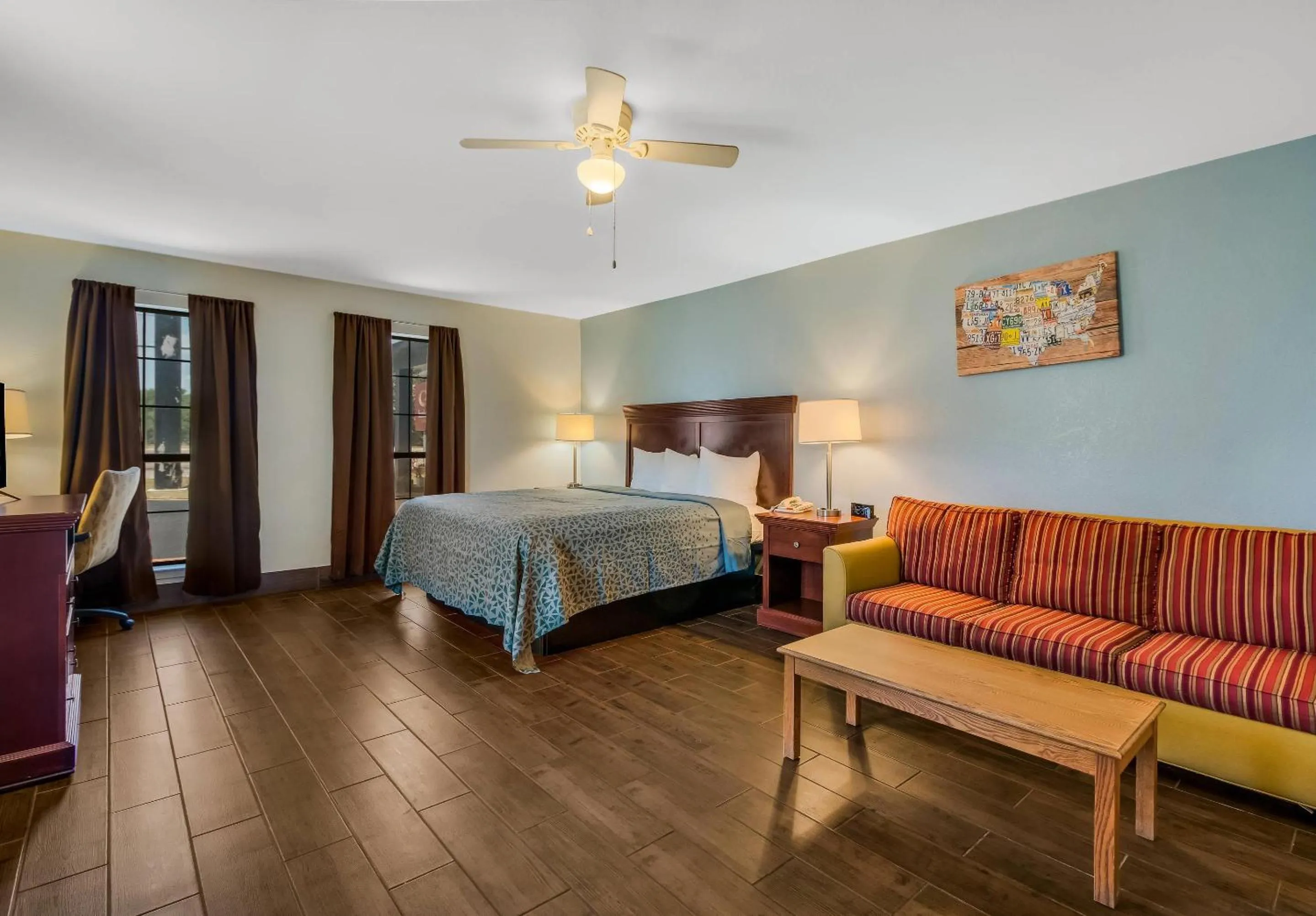 Bedroom, Bed in Econo Lodge Inn & Suites Fulton - Rockport