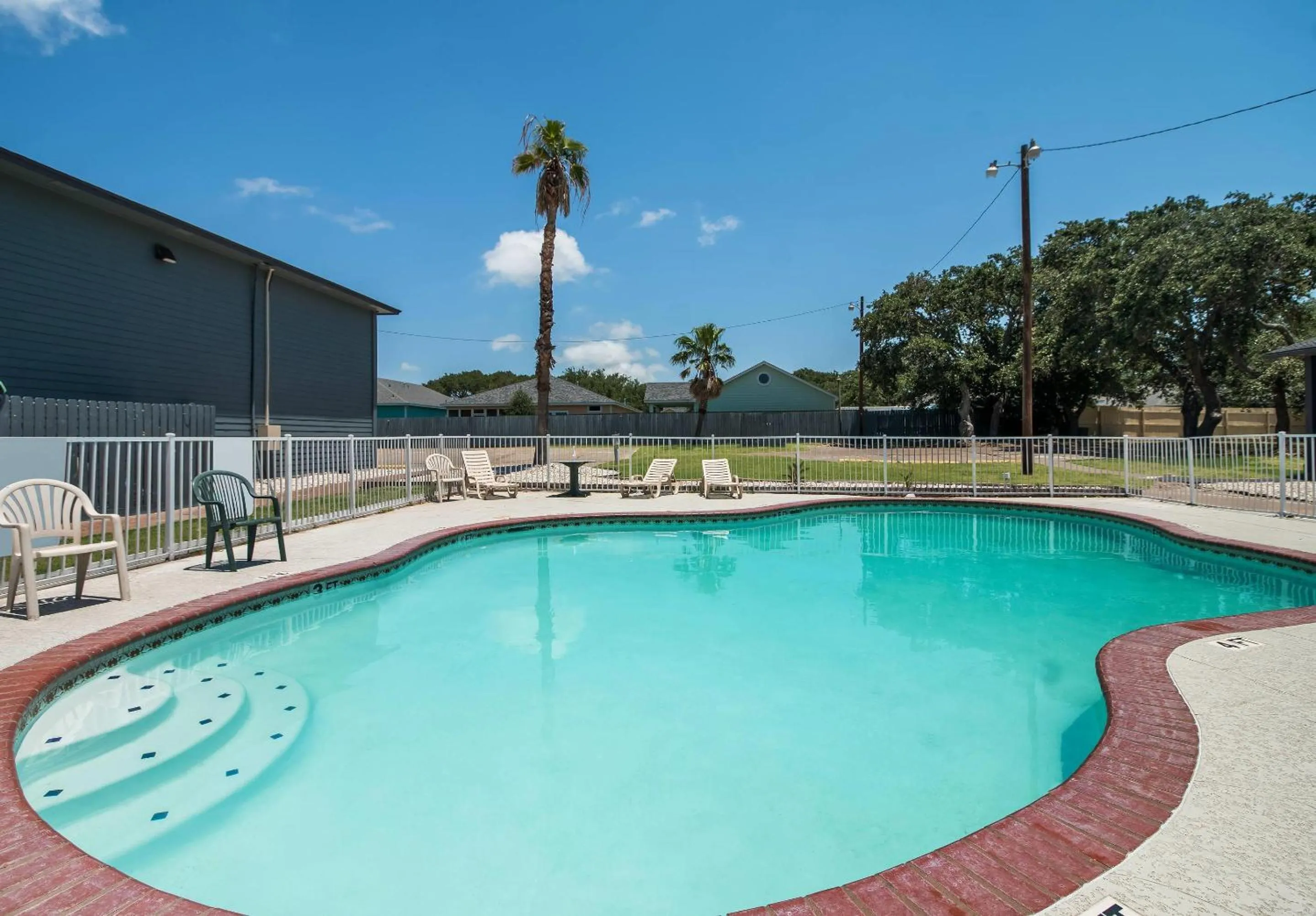 Swimming pool in Econo Lodge Inn & Suites Fulton - Rockport