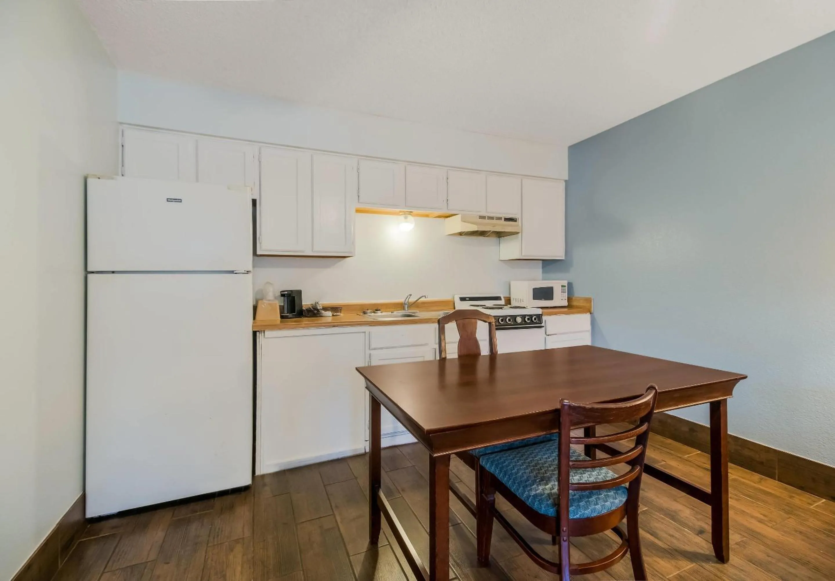 Bedroom in Econo Lodge Inn & Suites Fulton - Rockport