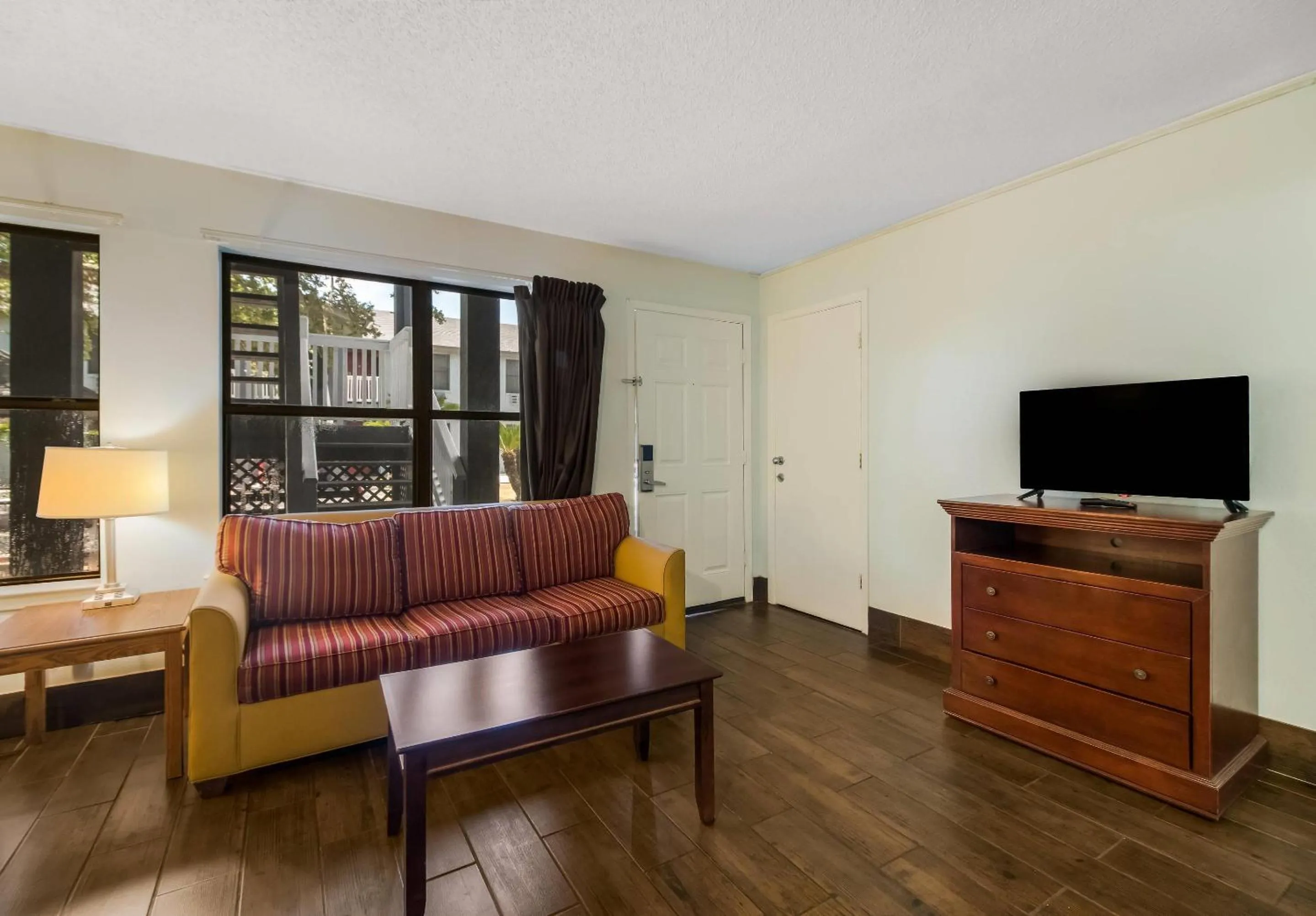 Bedroom in Econo Lodge Inn & Suites Fulton - Rockport