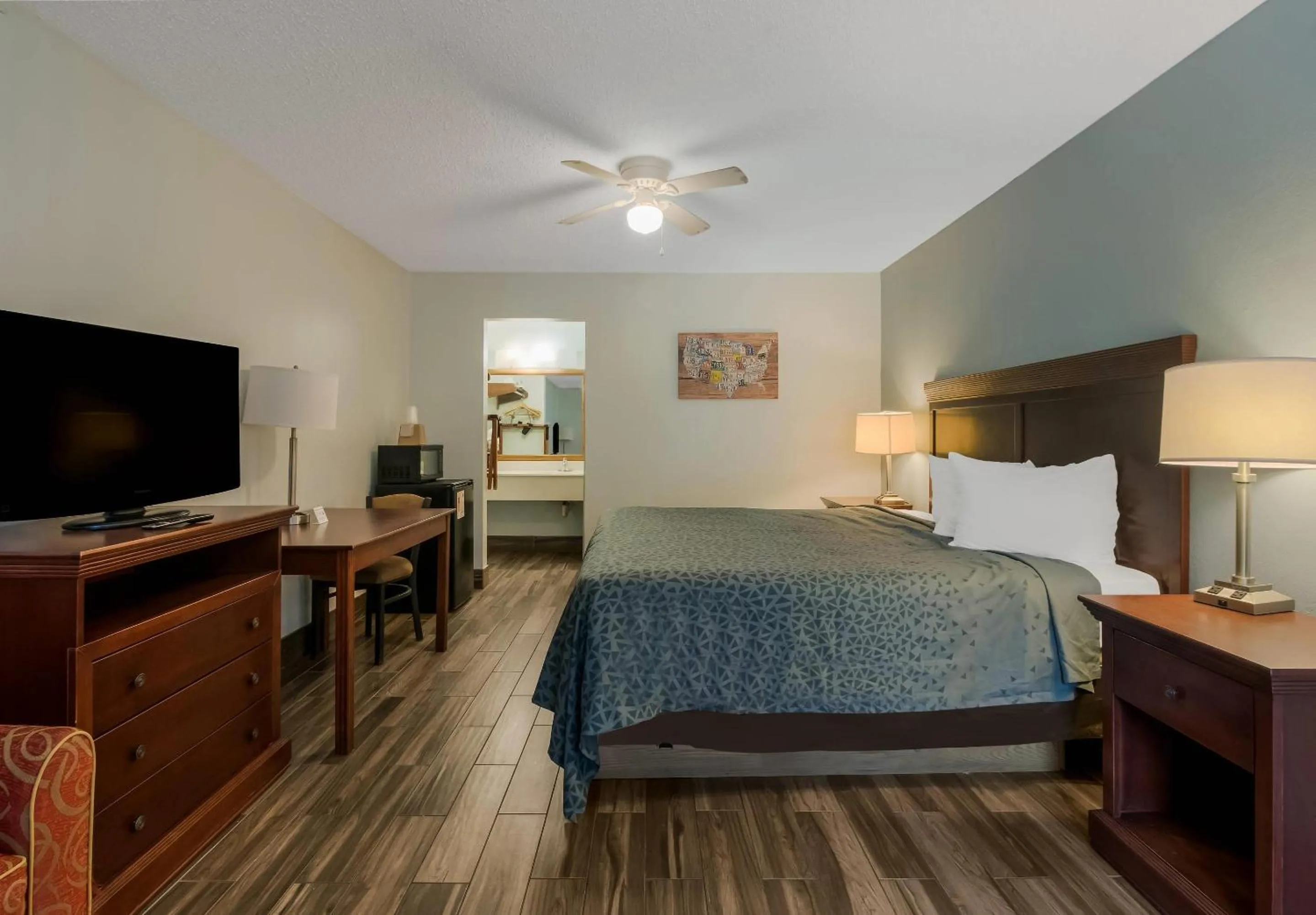 Bedroom, Bed in Econo Lodge Inn & Suites Fulton - Rockport