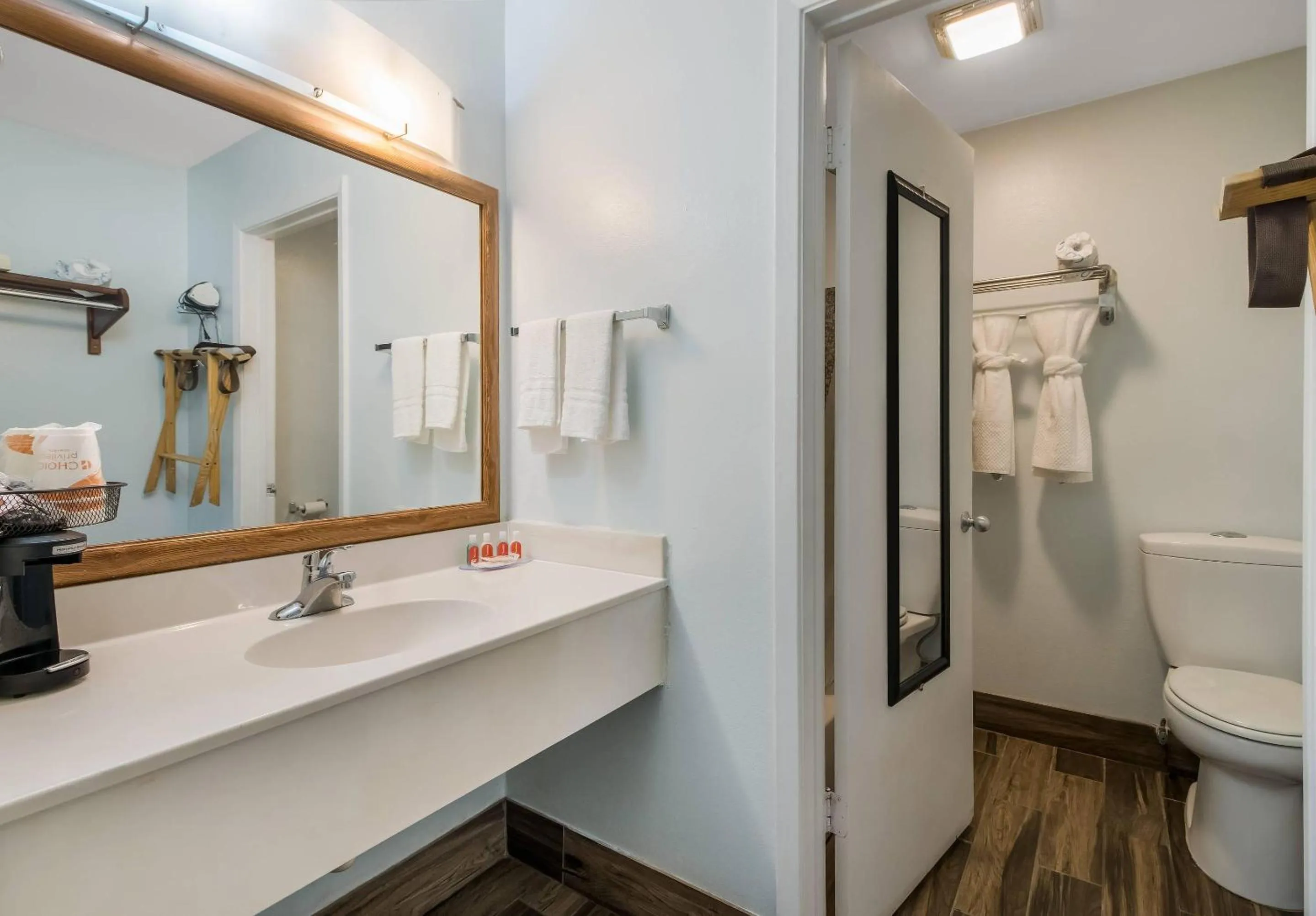 Bedroom in Econo Lodge Inn & Suites Fulton - Rockport