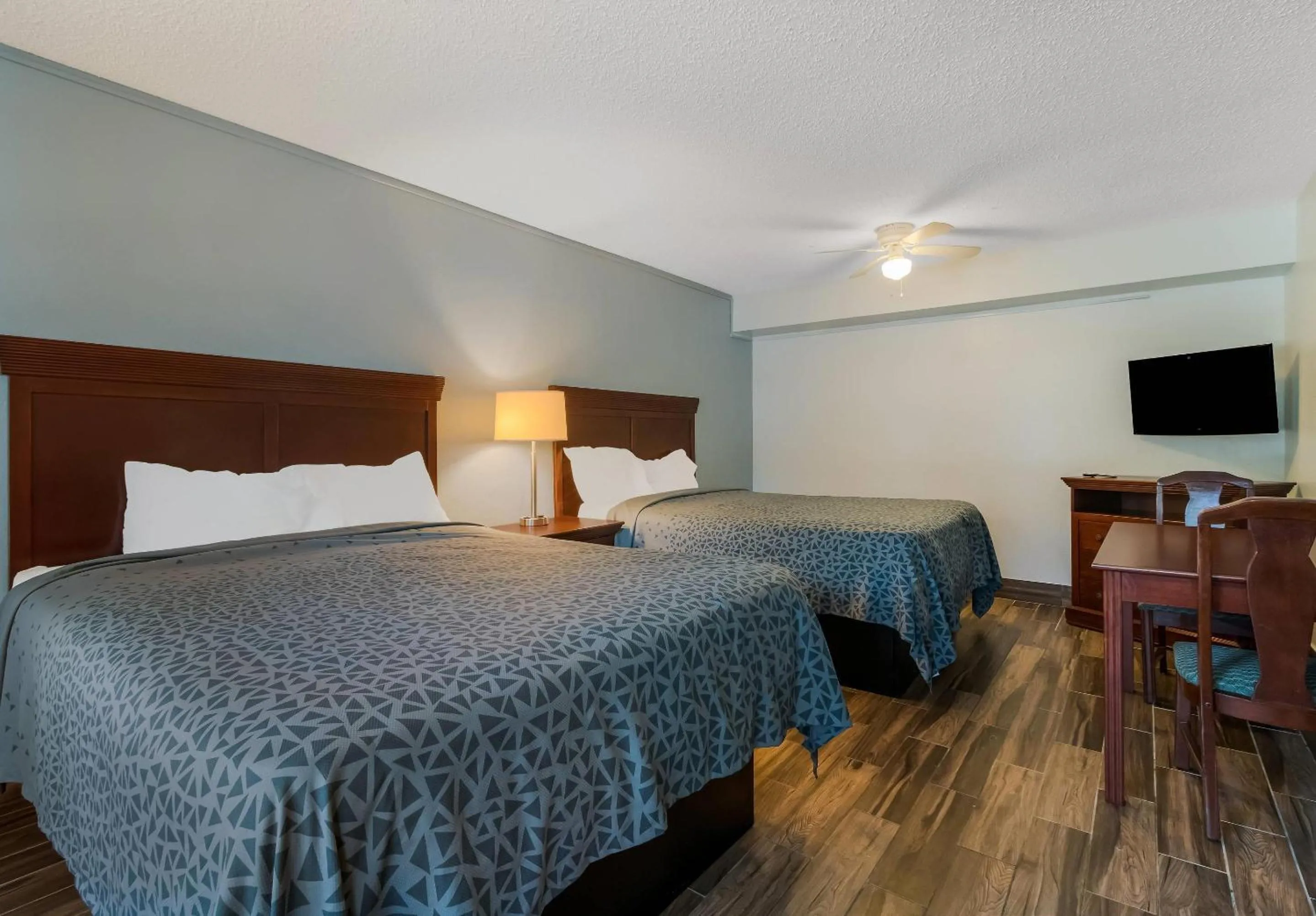 Bedroom, Bed in Econo Lodge Inn & Suites Fulton - Rockport