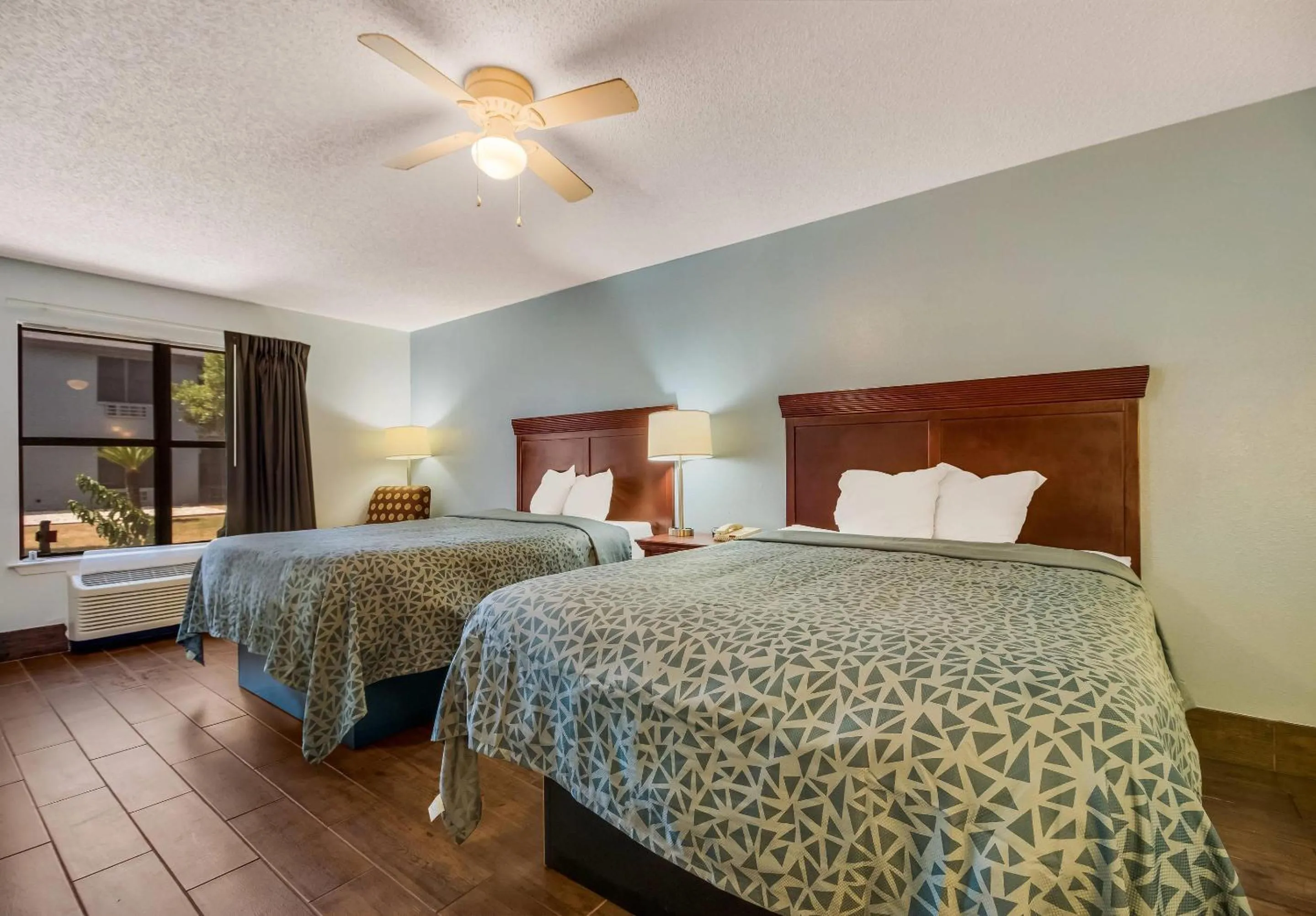 Bedroom, Bed in Econo Lodge Inn & Suites Fulton - Rockport