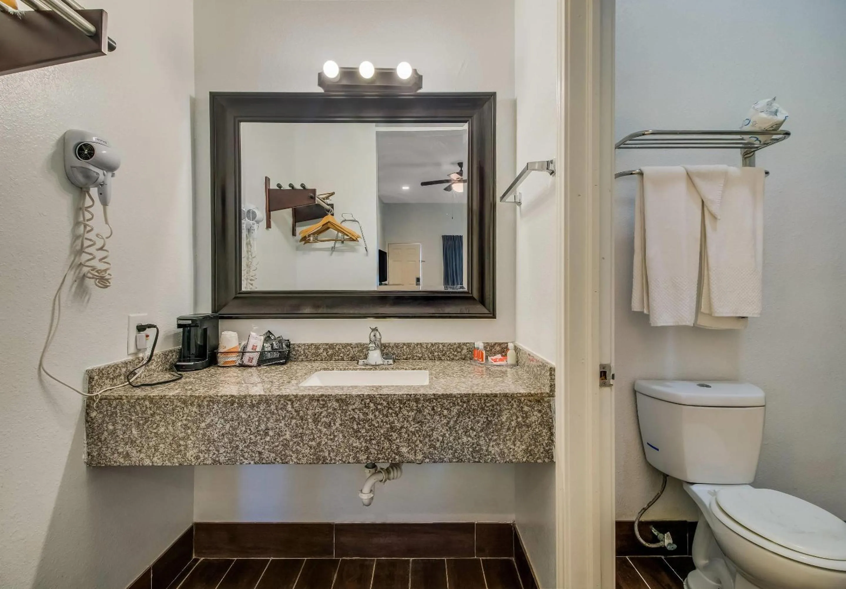 Bedroom in Econo Lodge Inn & Suites Fulton - Rockport