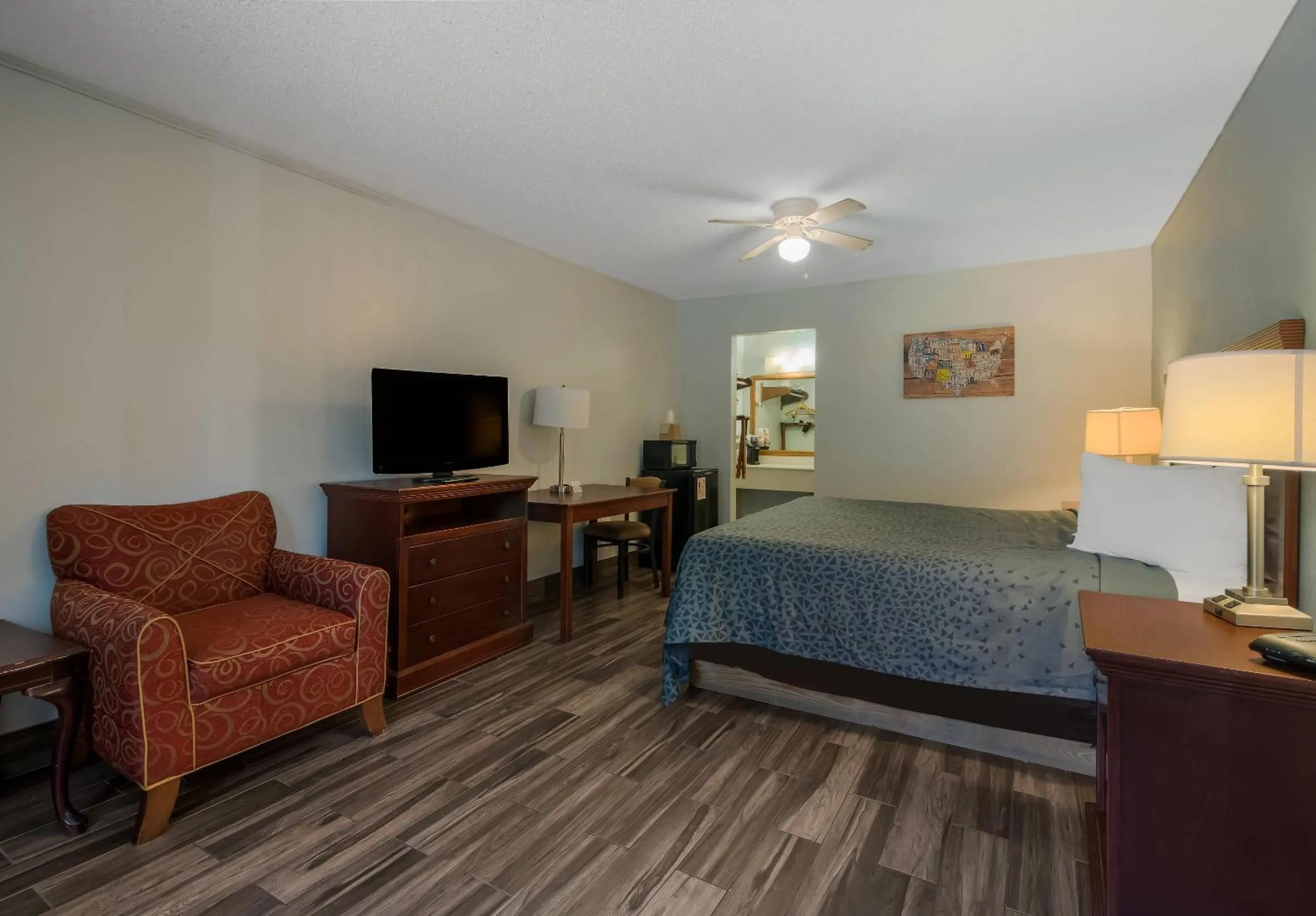 Bedroom, Bed in Econo Lodge Inn & Suites Fulton - Rockport